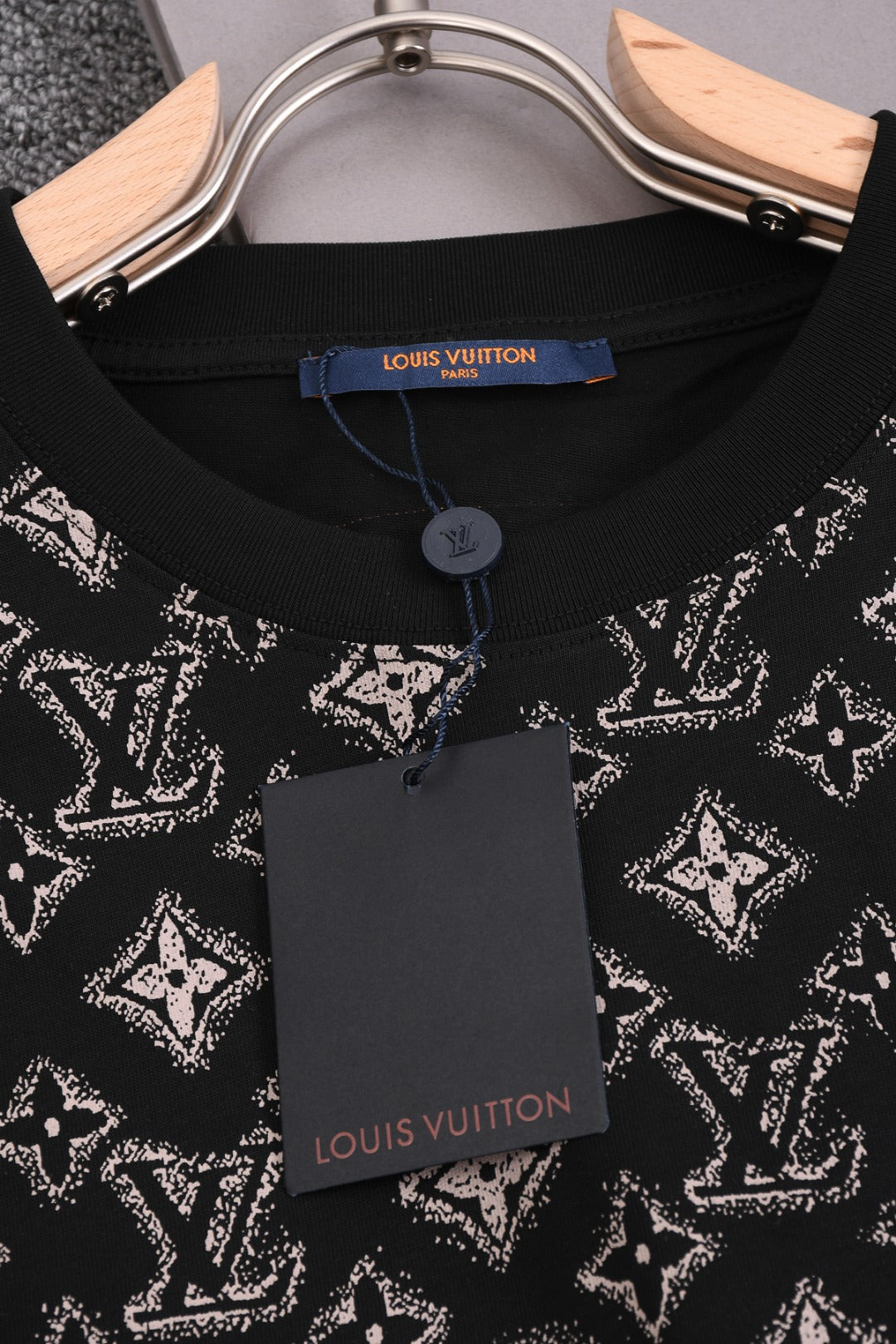 Louis Vuitton 25SS Classic Monogram Printed Logo Round Neck T-Shirt – XS, S, M, L – Unisex Premium Cotton Tee