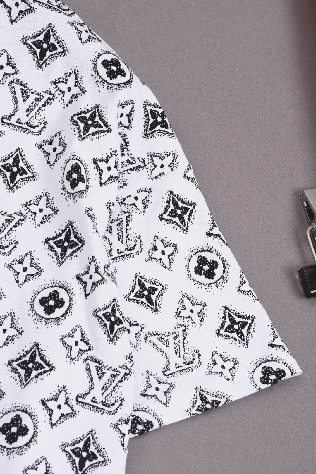 Louis Vuitton 25SS Classic Monogram Full-Print Logo Round Neck T-Shirt – XS, S, M, L – Unisex Premium Cotton Tee