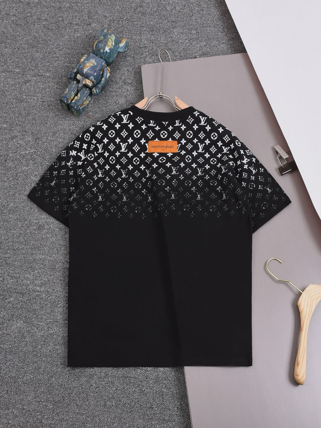 Louis Vuitton 25SS Classic Gradient Print Logo T-Shirt – XS, S, M, L – Unisex Premium Cotton Tee