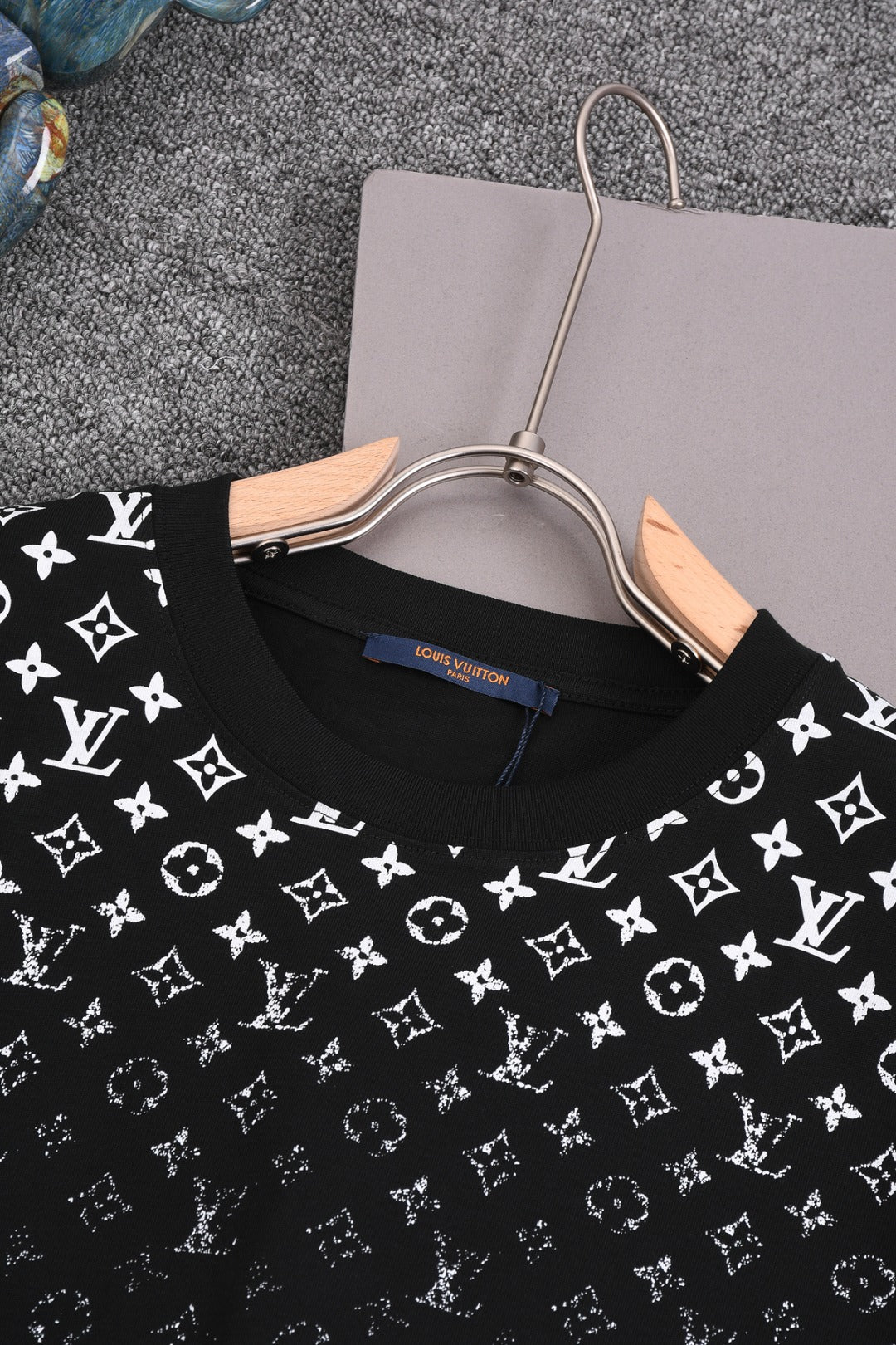 Louis Vuitton 25SS Classic Gradient Print Logo T-Shirt – XS, S, M, L – Unisex Premium Cotton Tee