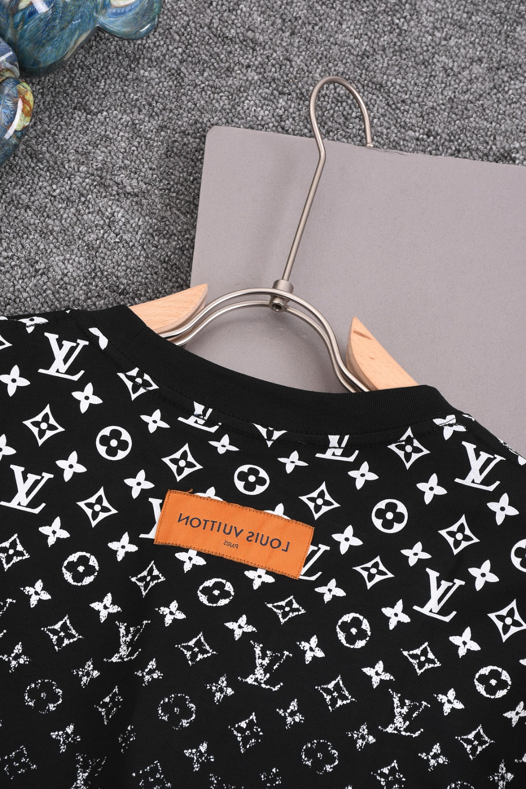 Louis Vuitton 25SS Classic Gradient Print Logo T-Shirt – XS, S, M, L – Unisex Premium Cotton Tee