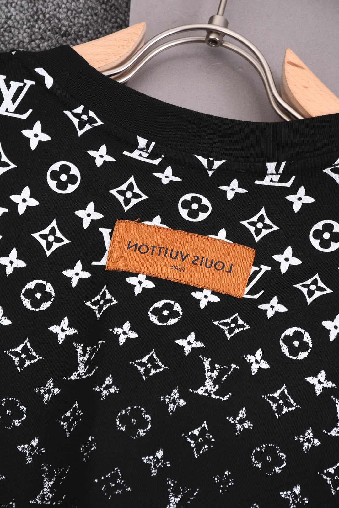 Louis Vuitton 25SS Classic Gradient Print Logo T-Shirt – XS, S, M, L – Unisex Premium Cotton Tee