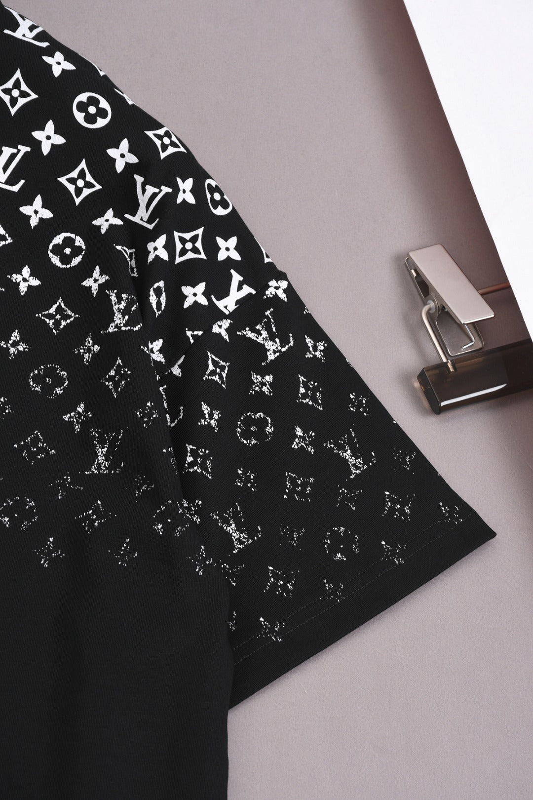 Louis Vuitton 25SS Classic Gradient Print Logo T-Shirt – XS, S, M, L – Unisex Premium Cotton Tee