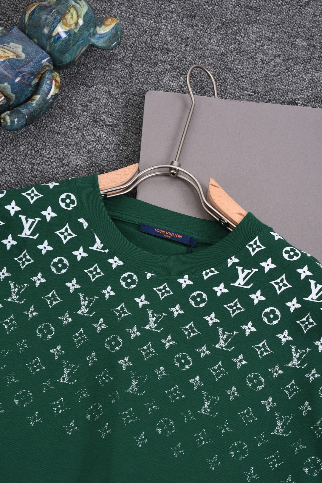 Louis Vuitton 25SS Classic Gradient Print Logo T-Shirt – XS, S, M, L – Unisex Premium Cotton Tee