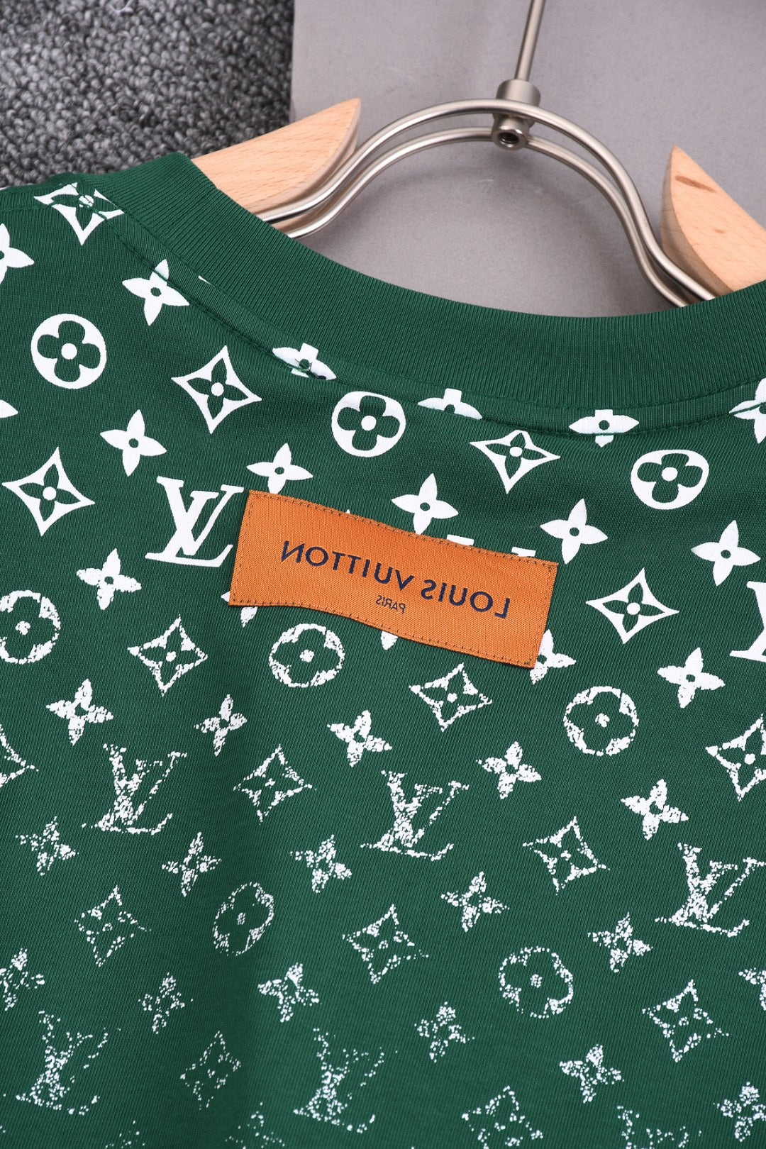 Louis Vuitton 25SS Classic Gradient Print Logo T-Shirt – XS, S, M, L – Unisex Premium Cotton Tee