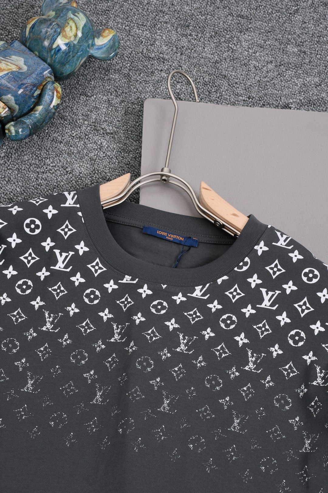 Louis Vuitton 25SS Gradient Print Logo T-Shirt – XS, S, M, L – Unisex Premium Cotton Tee