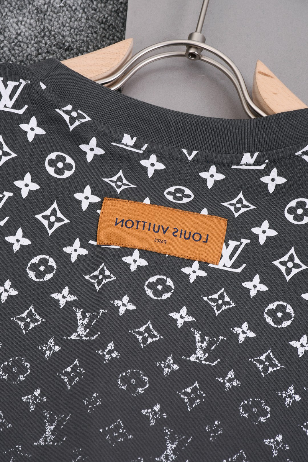 Louis Vuitton 25SS Gradient Print Logo T-Shirt – XS, S, M, L – Unisex Premium Cotton Tee