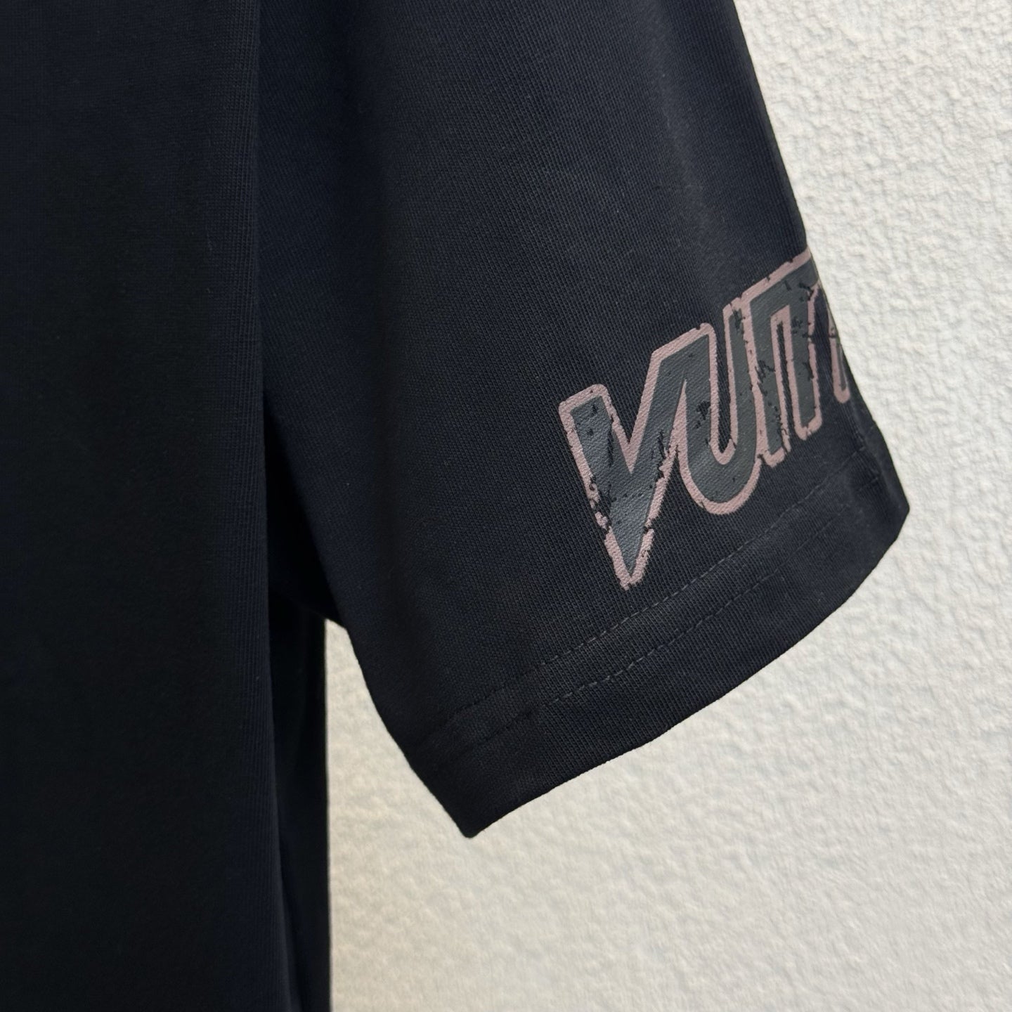 Louis Vuitton (LV) X144 Distressed Letter Logo Round Neck Short Sleeve T-Shirt – Unisex S-XL
