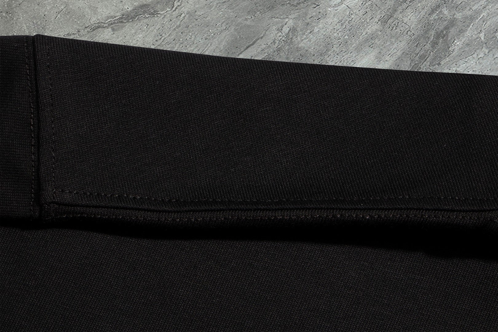 Louis Vuitton (LV) 2025 New Premium Round Neck T-Shirt – Embroidered Sleeve Logo – S-2XL