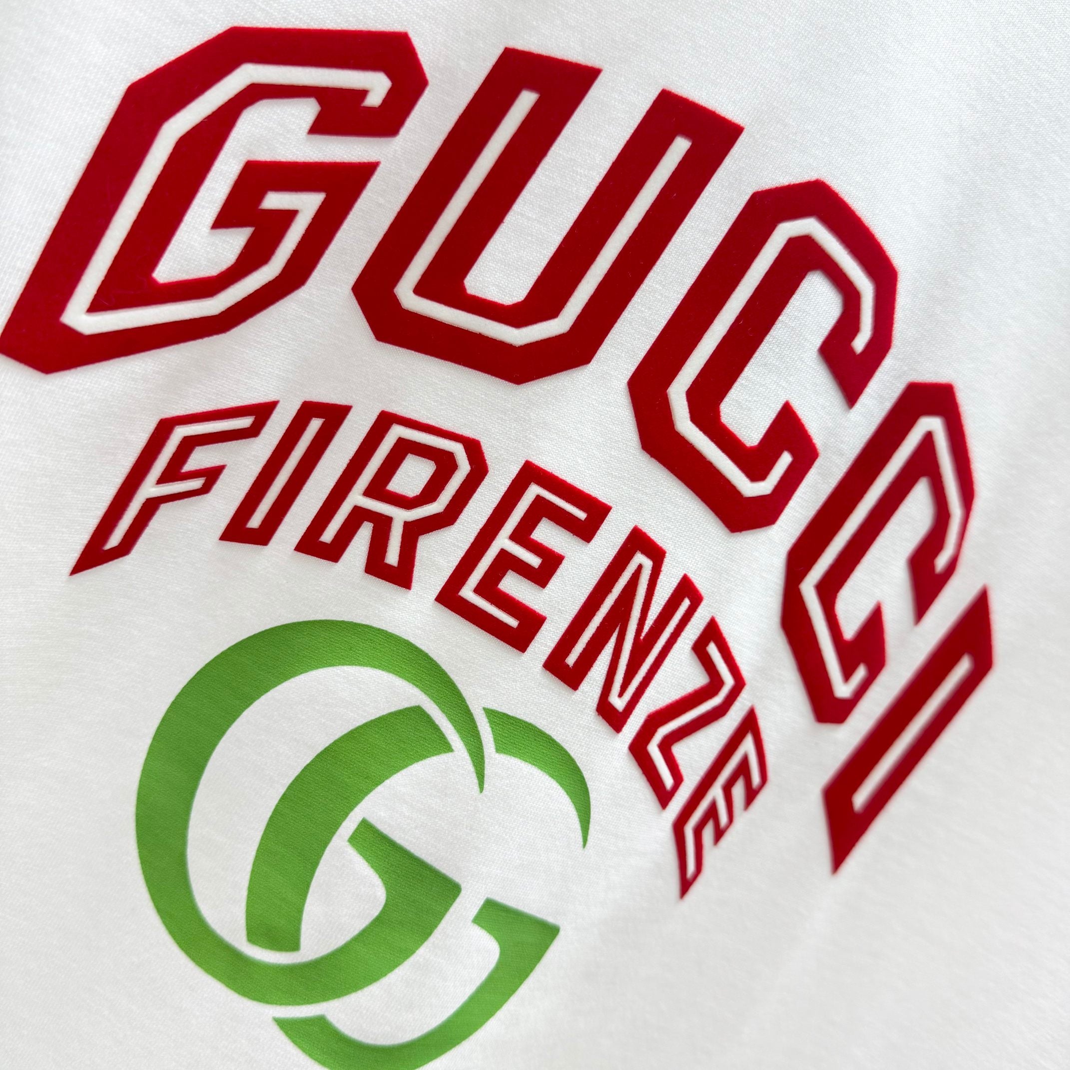 GUCCI 2025 SS Velvet Logo Print Cotton T-Shirt (Unisex, Black/White)