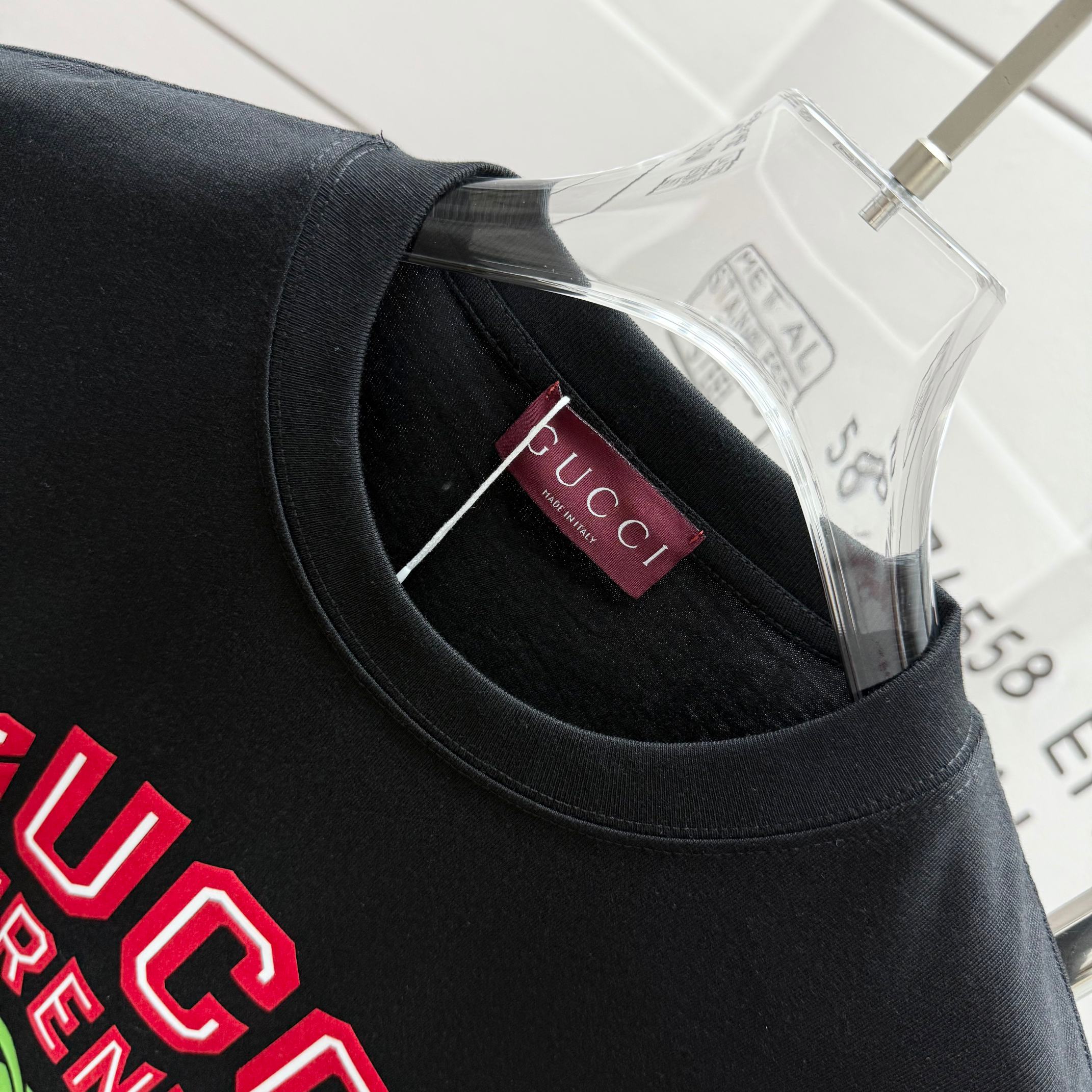 GUCCI 2025 SS Velvet Logo Print Cotton T-Shirt (Unisex, Black/White)