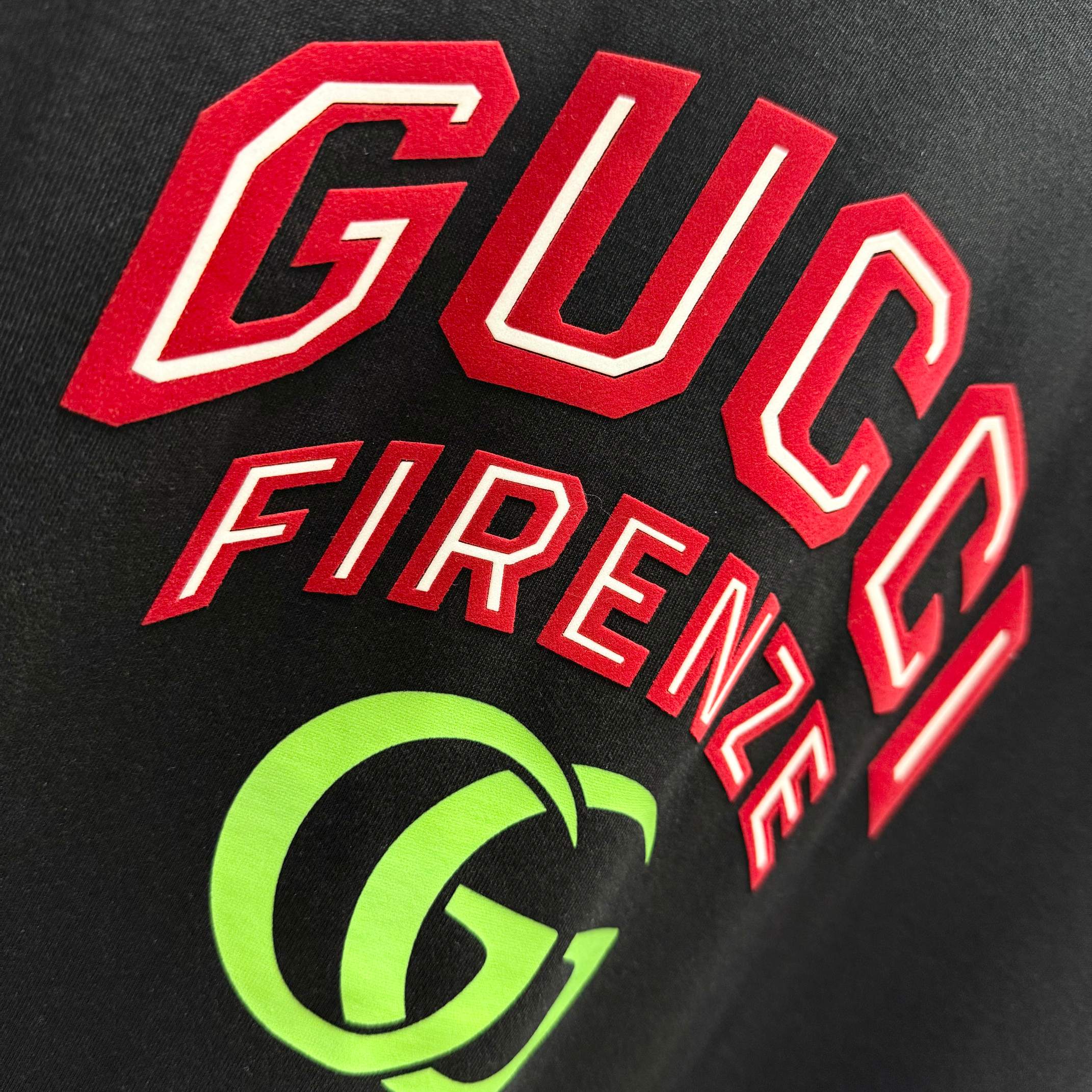 GUCCI 2025 SS Velvet Logo Print Cotton T-Shirt (Unisex, Black/White)