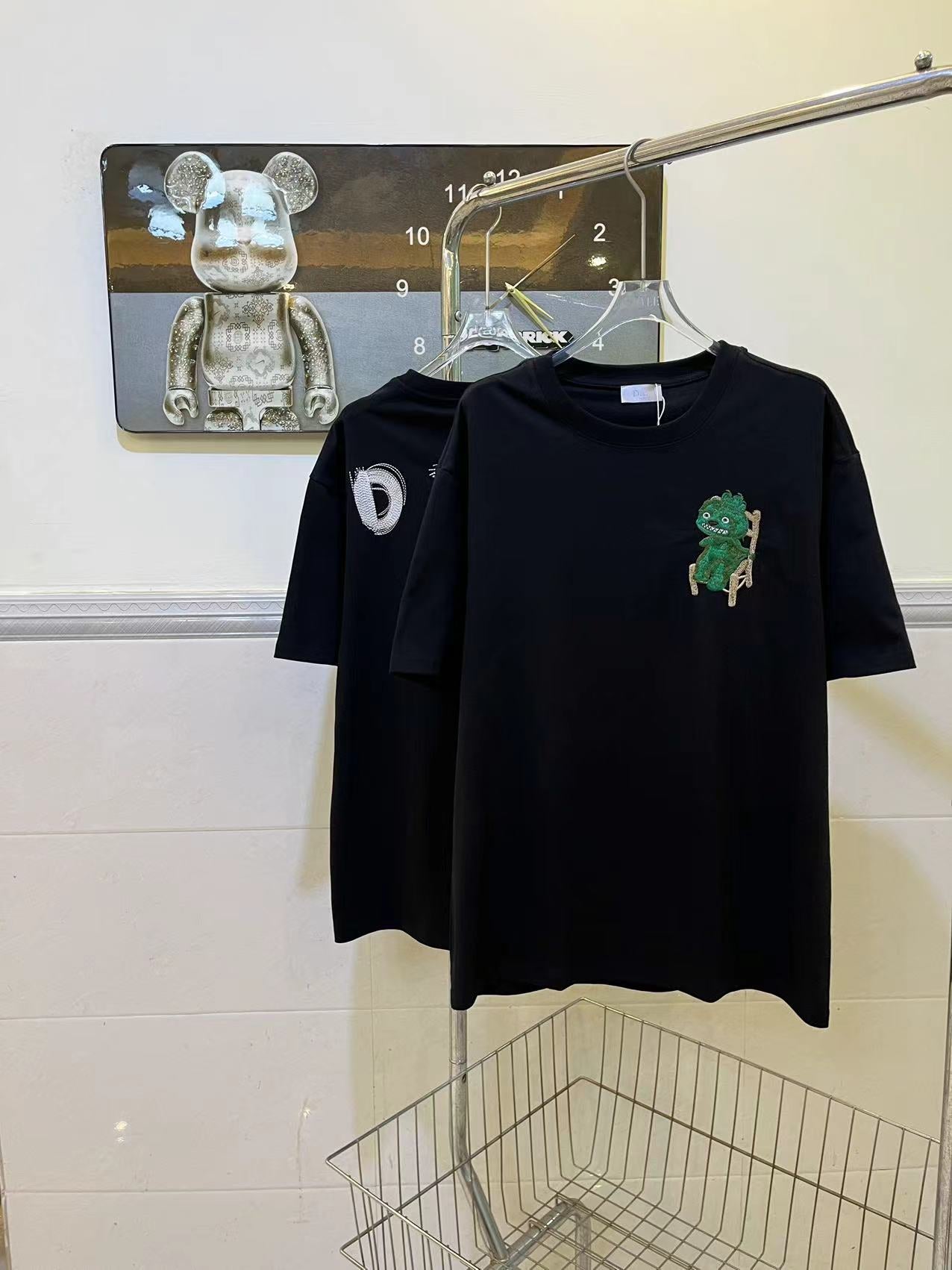 DIOR 2024SS Embroidered Dinosaur T-Shirt – Black | Sizes XS–L