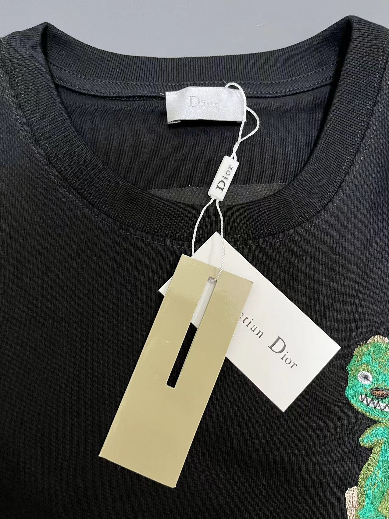 DIOR 2024SS Embroidered Dinosaur T-Shirt – Black | Sizes XS–L