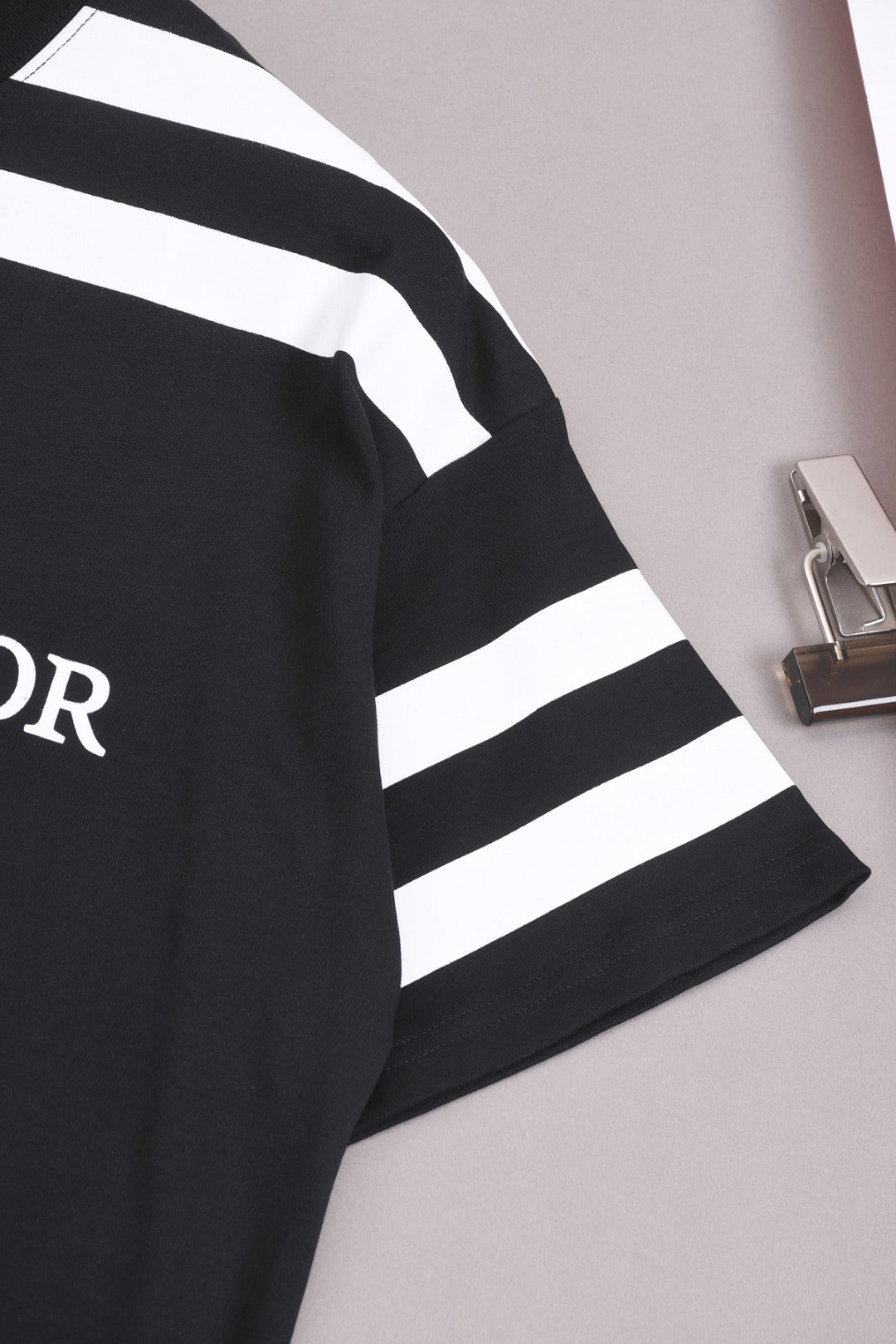 DIOR 25SS Shoulder Stripe & “47” Logo T-Shirt | Pure Cotton | Black & White | Sizes XS–L