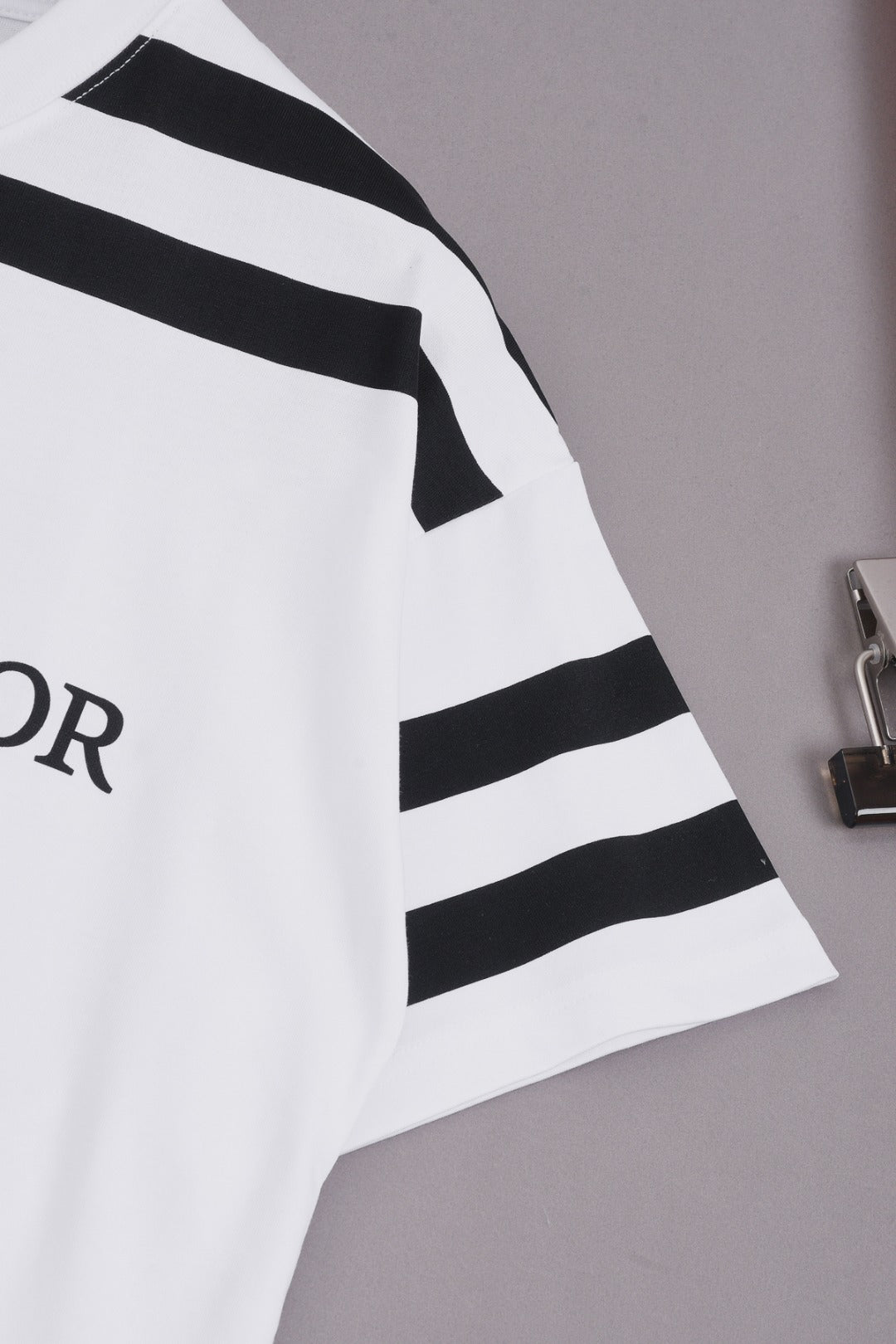 DIOR 25SS Shoulder Stripe & “47” Logo T-Shirt | Pure Cotton | Black & White | Sizes XS–L