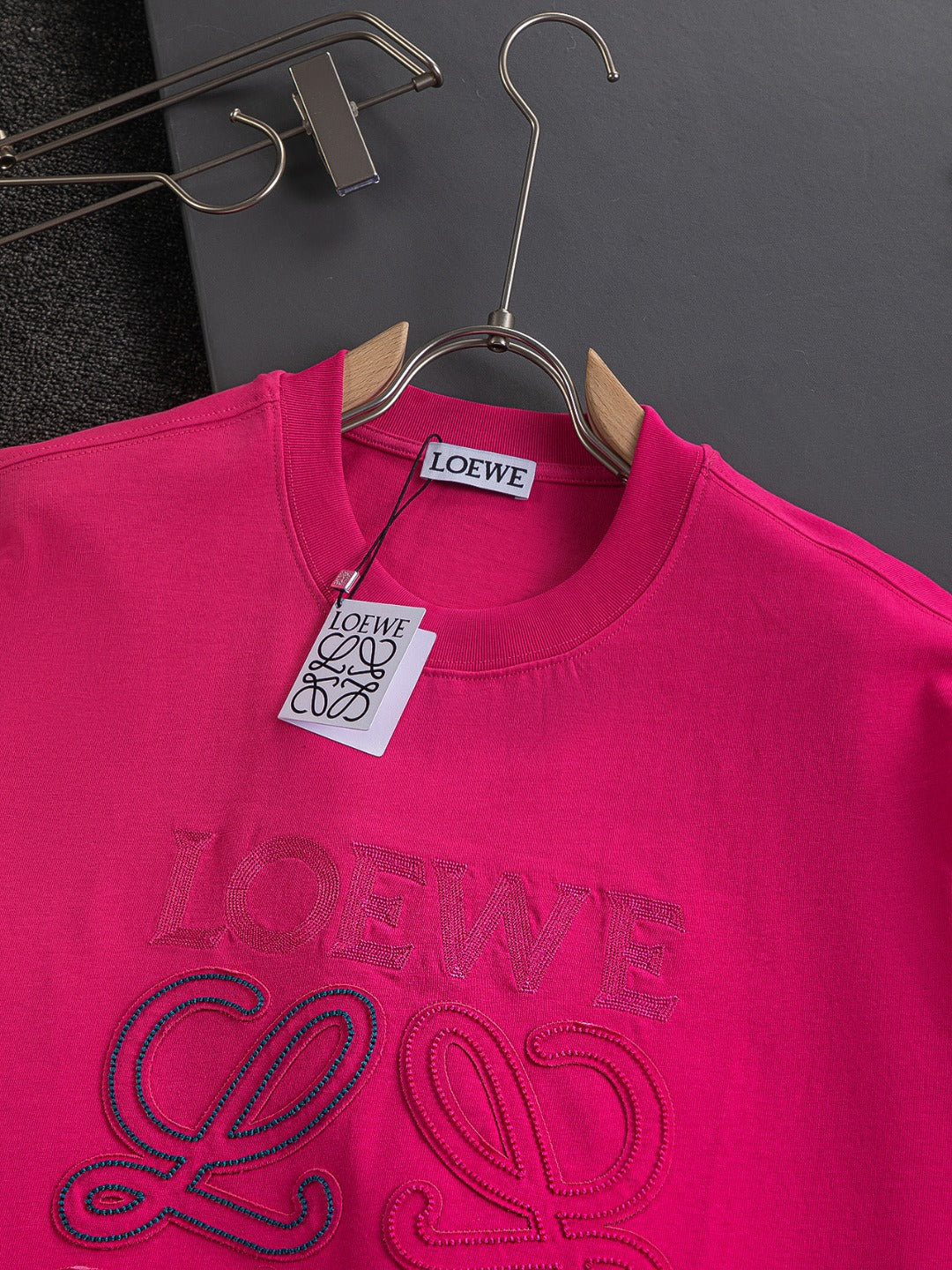 LOEWE 25SS Premium Embroidered Logo T-Shirt | S–XL | Black / White / Rose Red