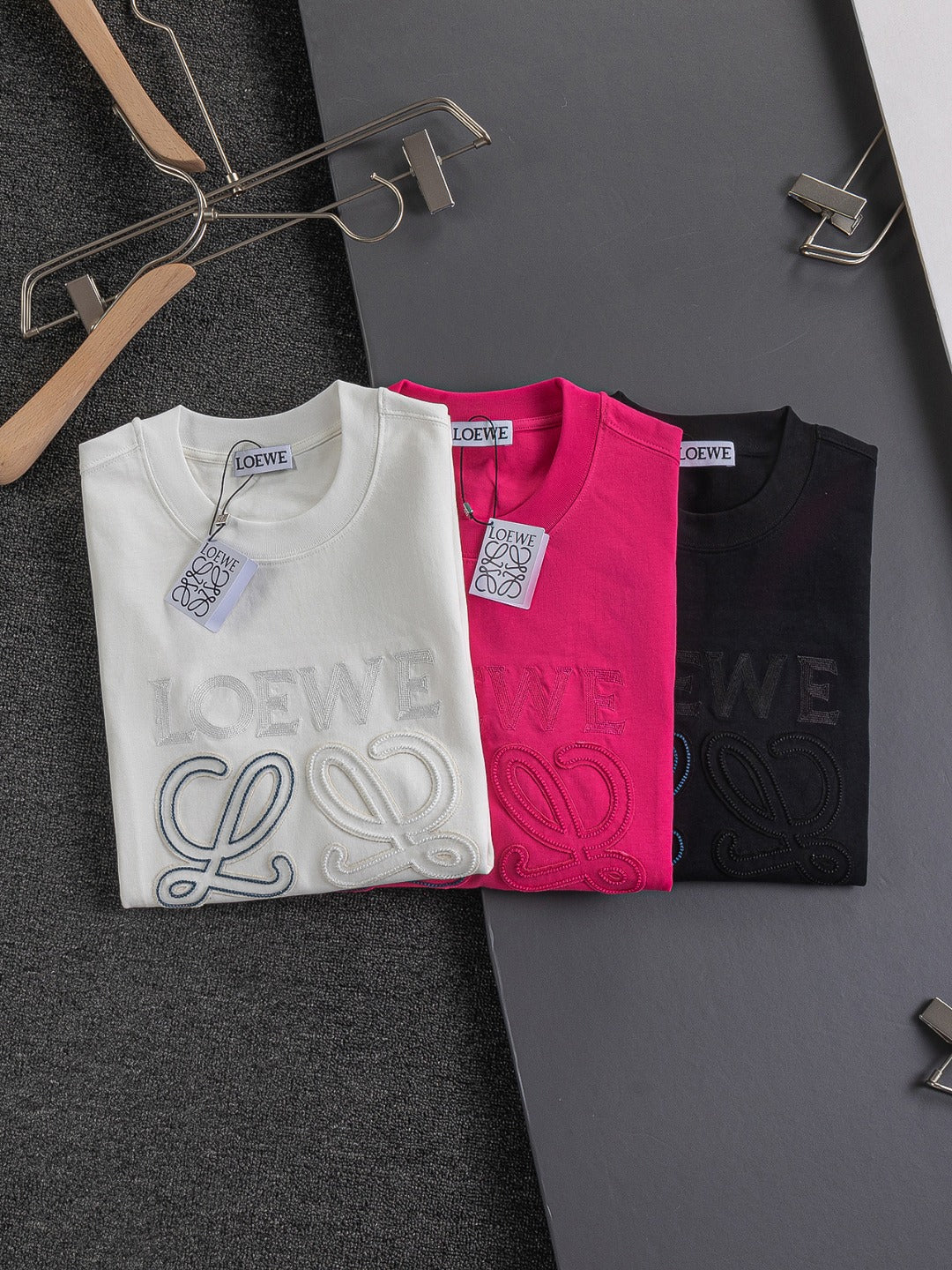 LOEWE 25SS Premium Embroidered Logo T-Shirt | S–XL | Black / White / Rose Red