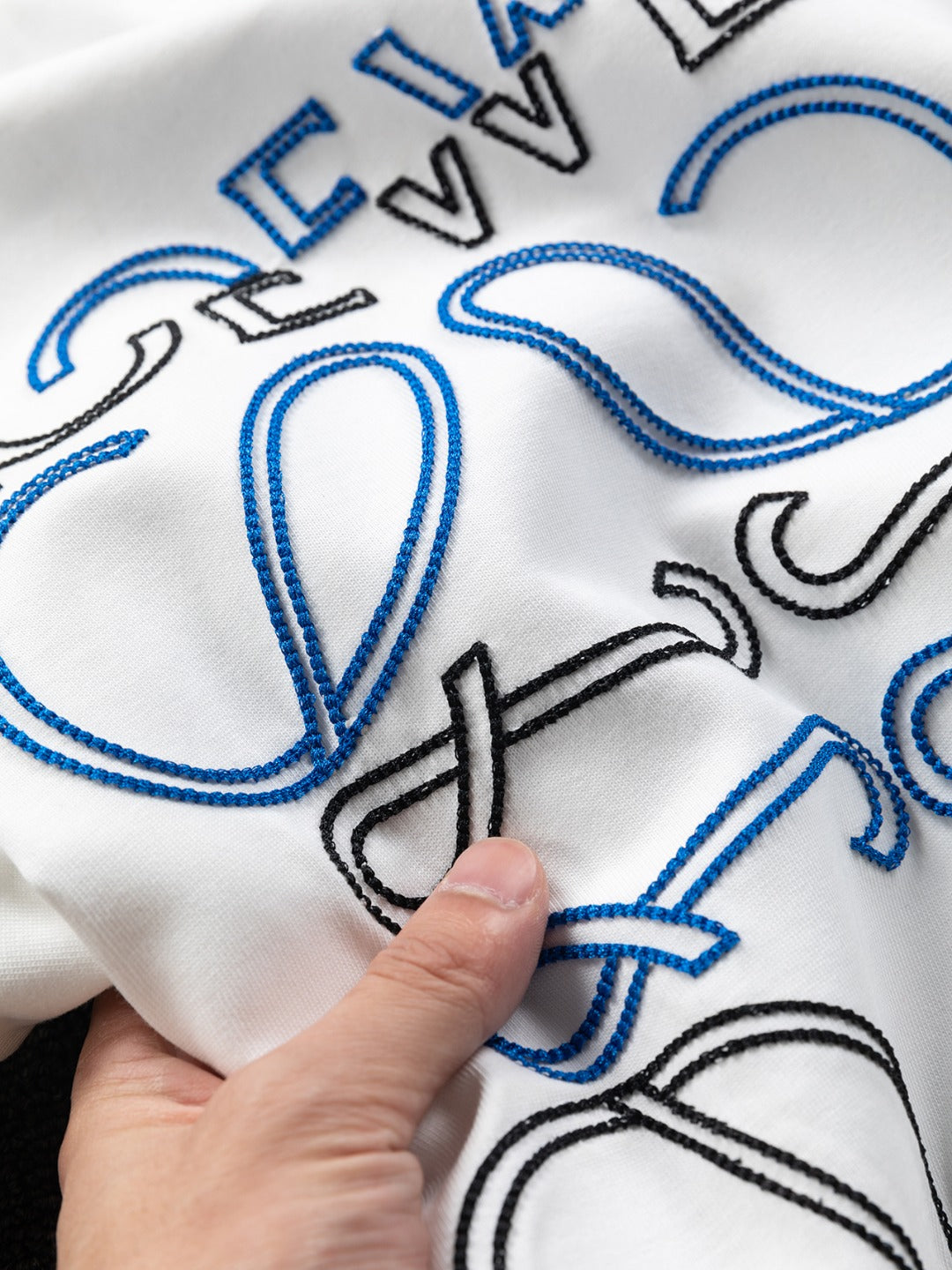 LOEWE 25SS Contrast Embroidered Misaligned Logo T-Shirt | S–XL
