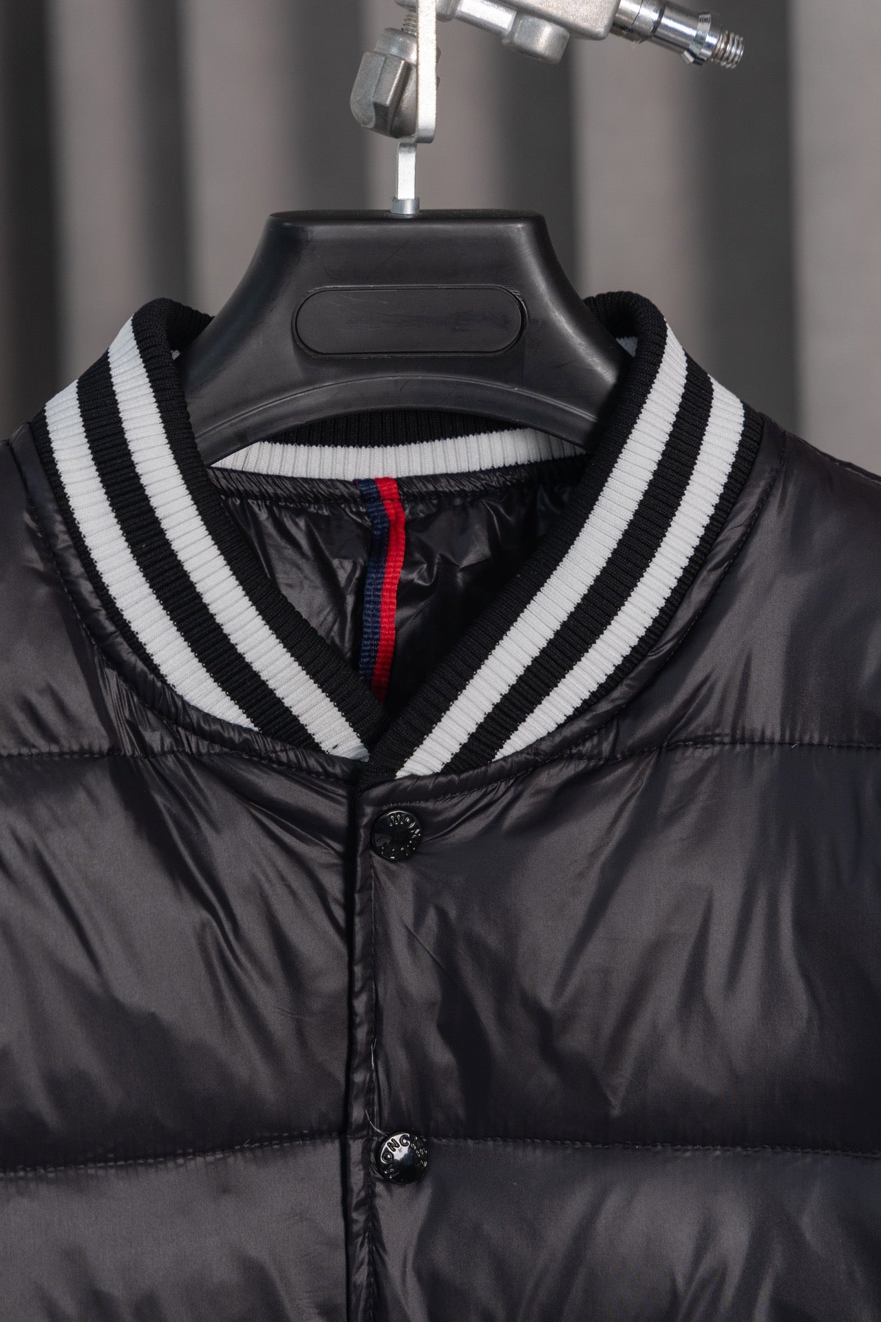 [Exclusive Edition] Moncler Classic Spliced Stand-Collar Down Jacket – Style HE097 (Sizes S–XL)