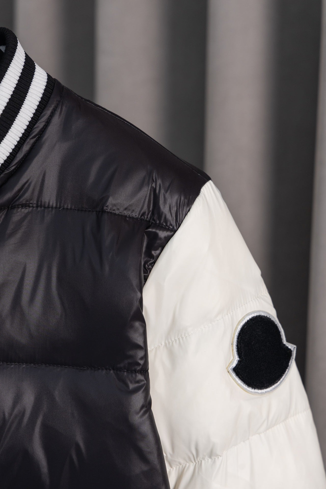 [Exclusive Edition] Moncler Classic Spliced Stand-Collar Down Jacket – Style HE097 (Sizes S–XL)