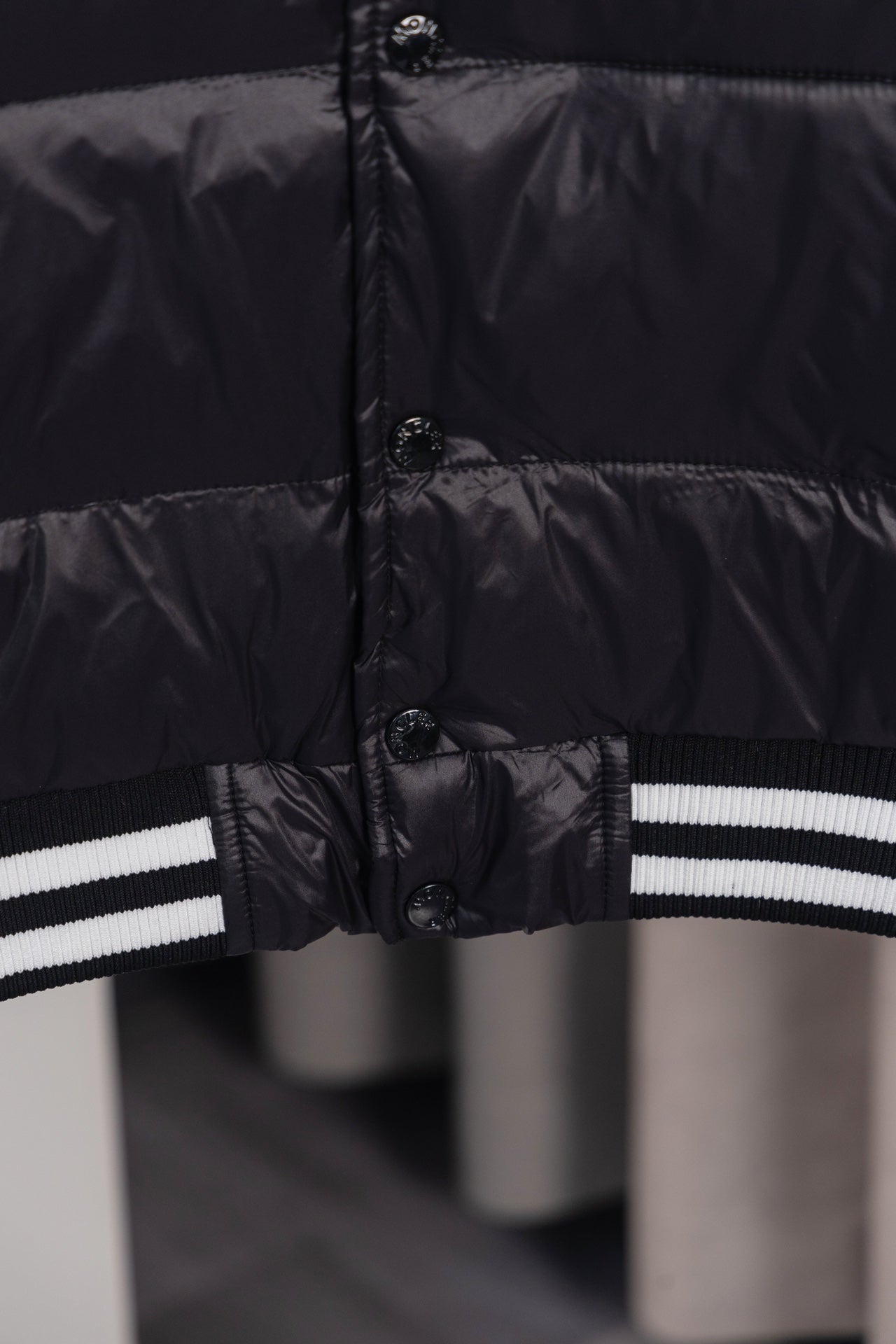[Exclusive Edition] Moncler Classic Spliced Stand-Collar Down Jacket – Style HE097 (Sizes S–XL)