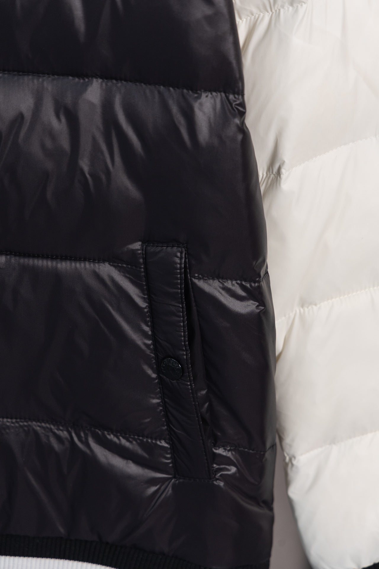 [Exclusive Edition] Moncler Classic Spliced Stand-Collar Down Jacket – Style HE097 (Sizes S–XL)