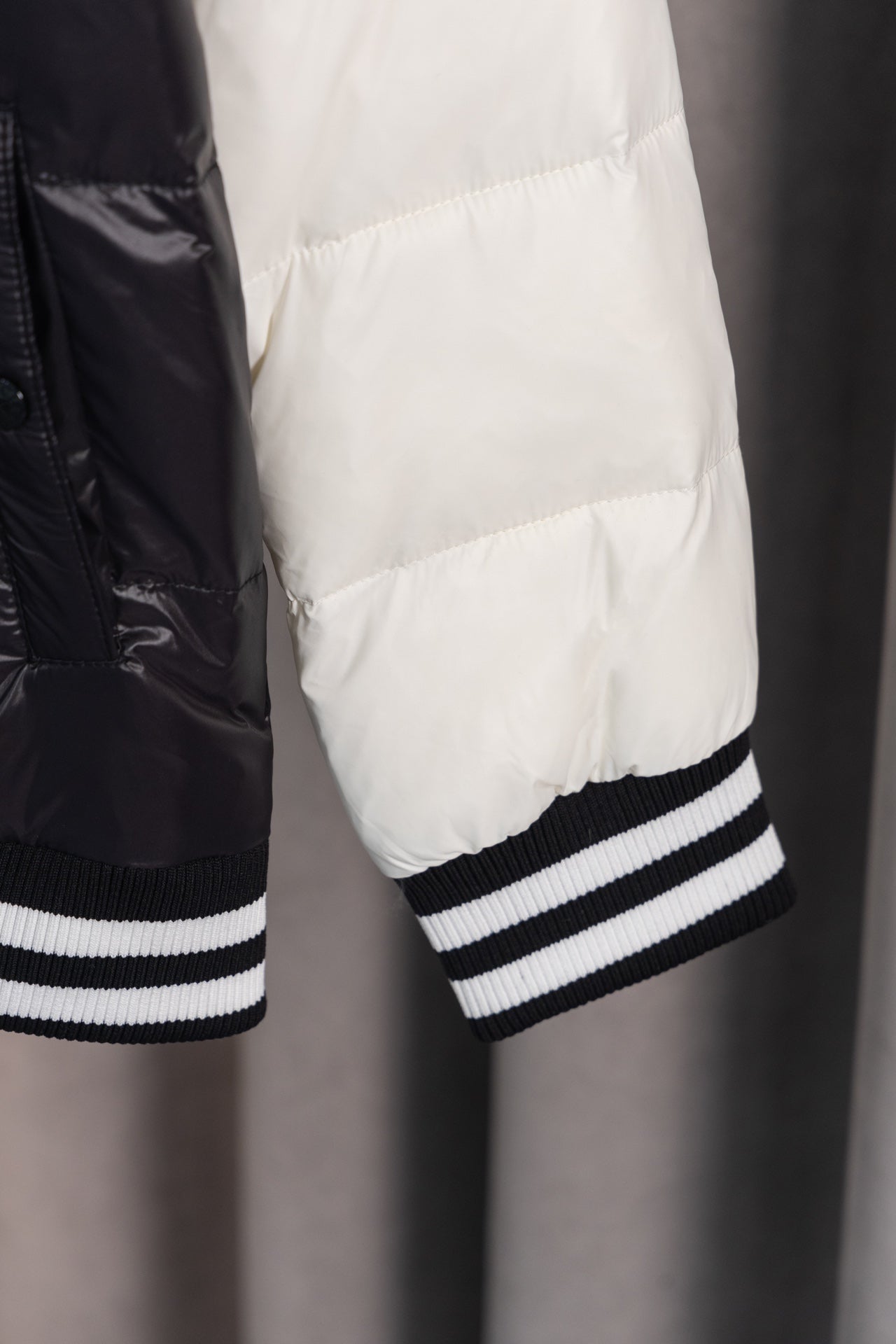 [Exclusive Edition] Moncler Classic Spliced Stand-Collar Down Jacket – Style HE097 (Sizes S–XL)