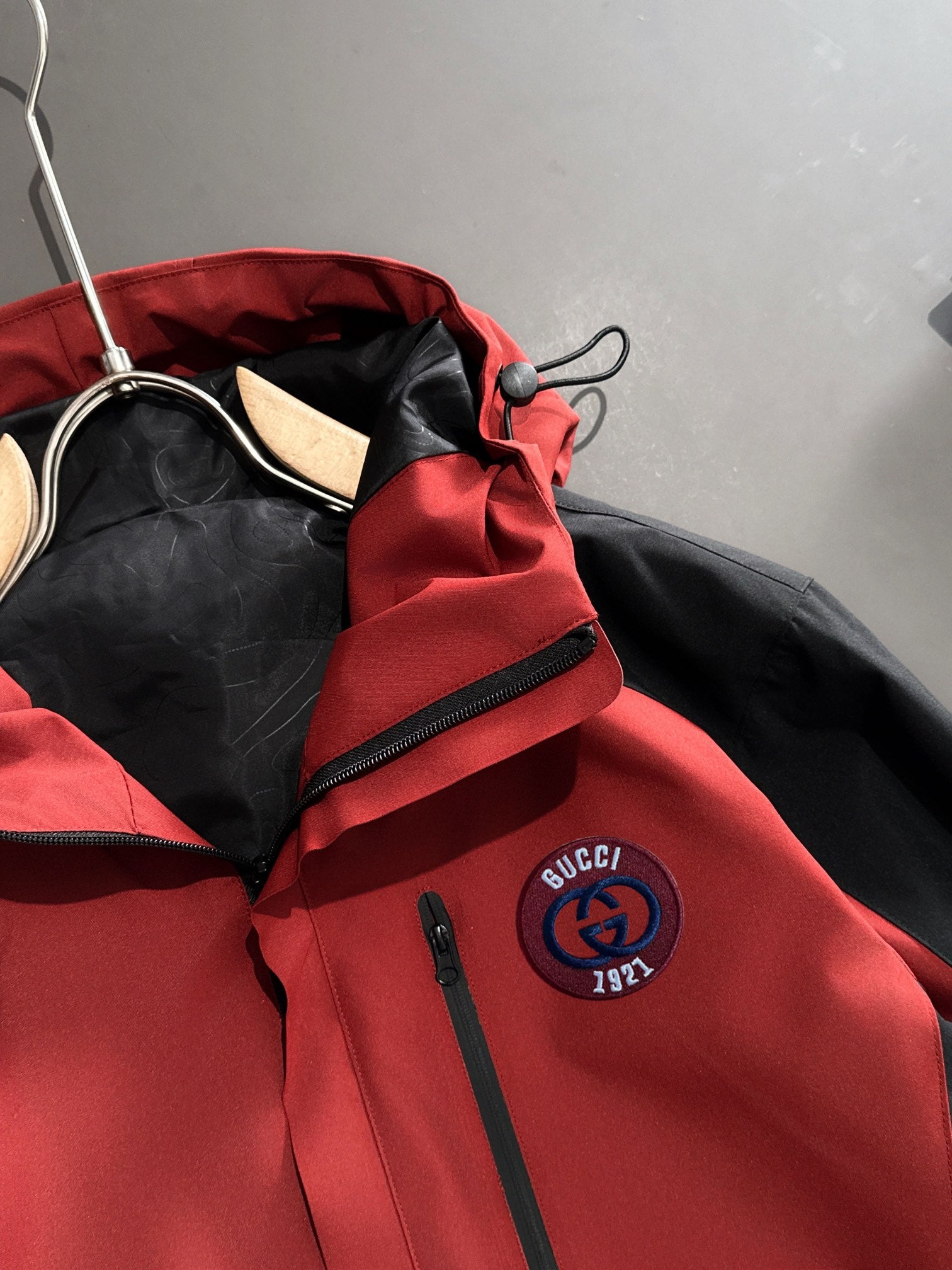 Gucci 2024 FW Hooded Nylon Windbreaker Jacket | Lightweight Luxury Outerwear
