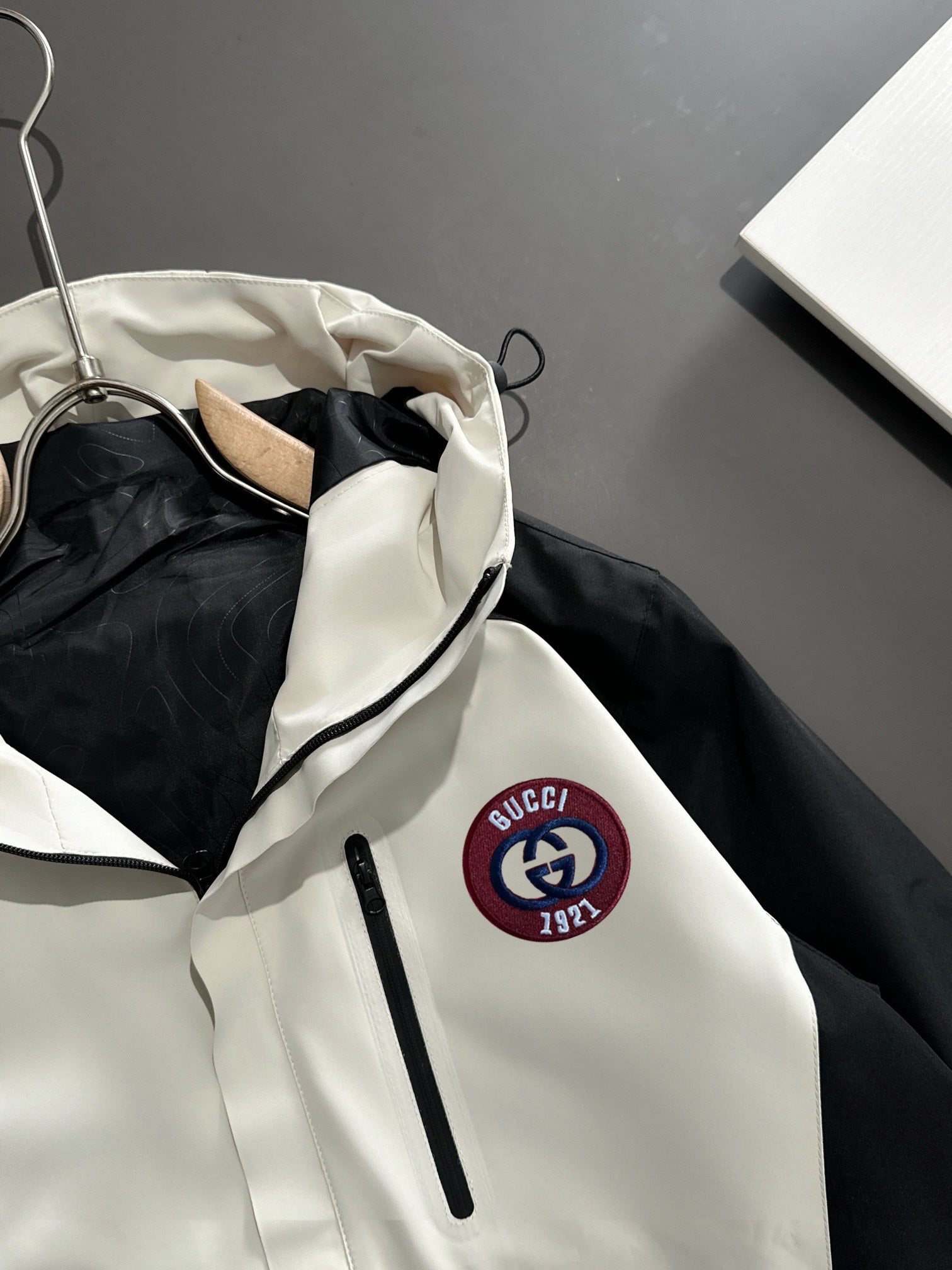 Gucci 2024 FW Hooded Nylon Windbreaker Jacket | Lightweight Luxury Outerwear