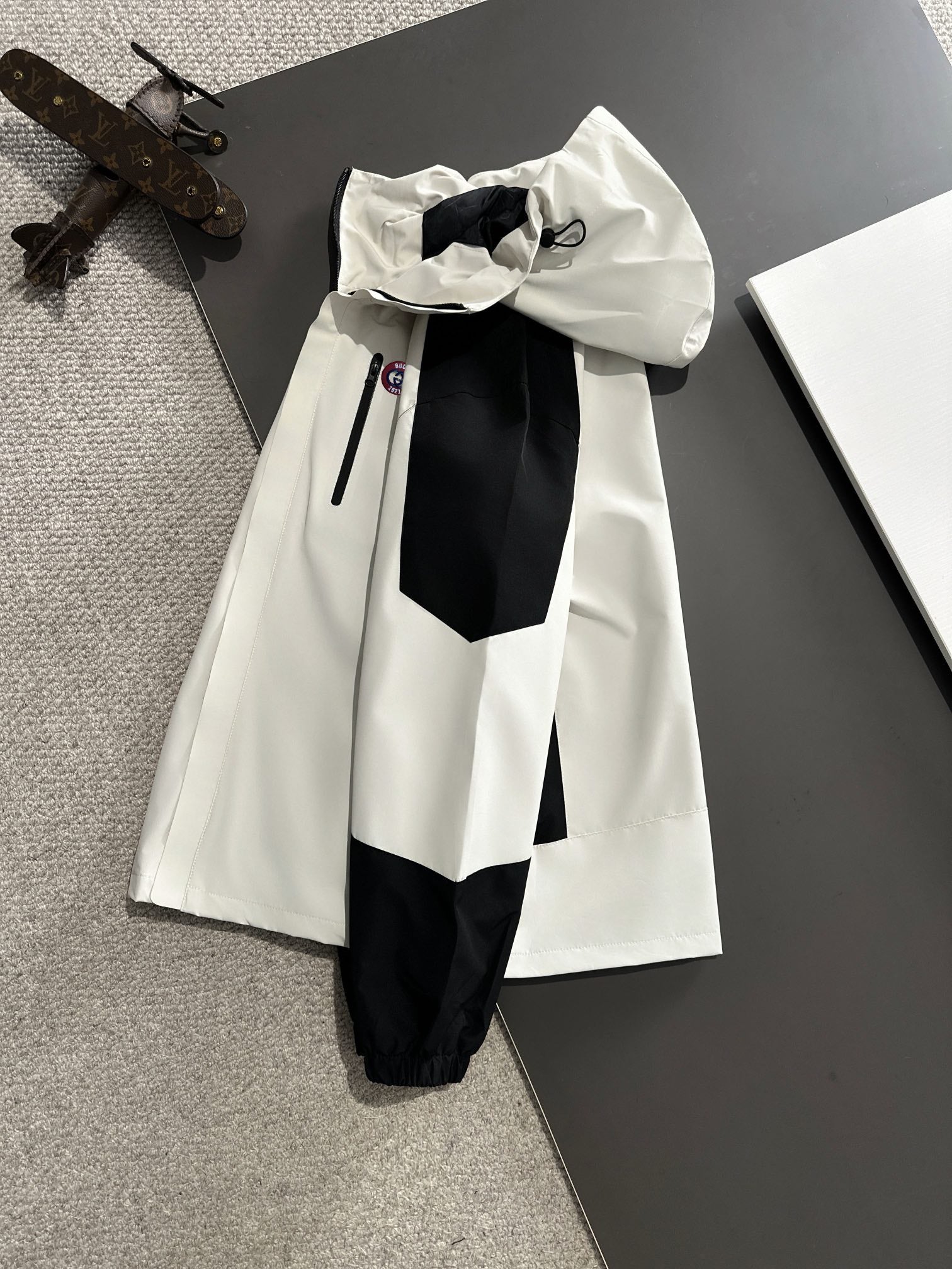 Gucci 2024 FW Hooded Nylon Windbreaker Jacket | Lightweight Luxury Outerwear
