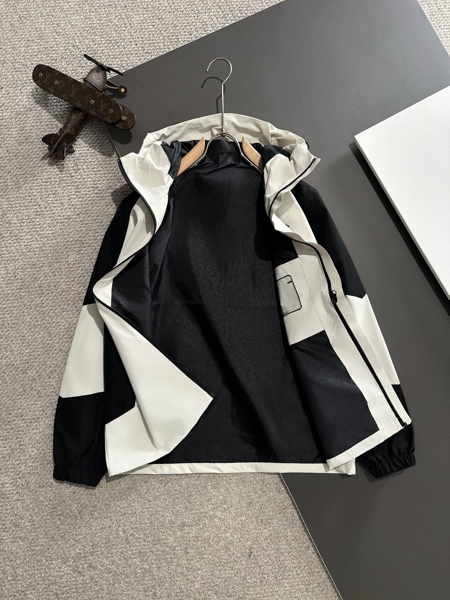 Gucci 2024 FW Hooded Nylon Windbreaker Jacket | Lightweight Luxury Outerwear