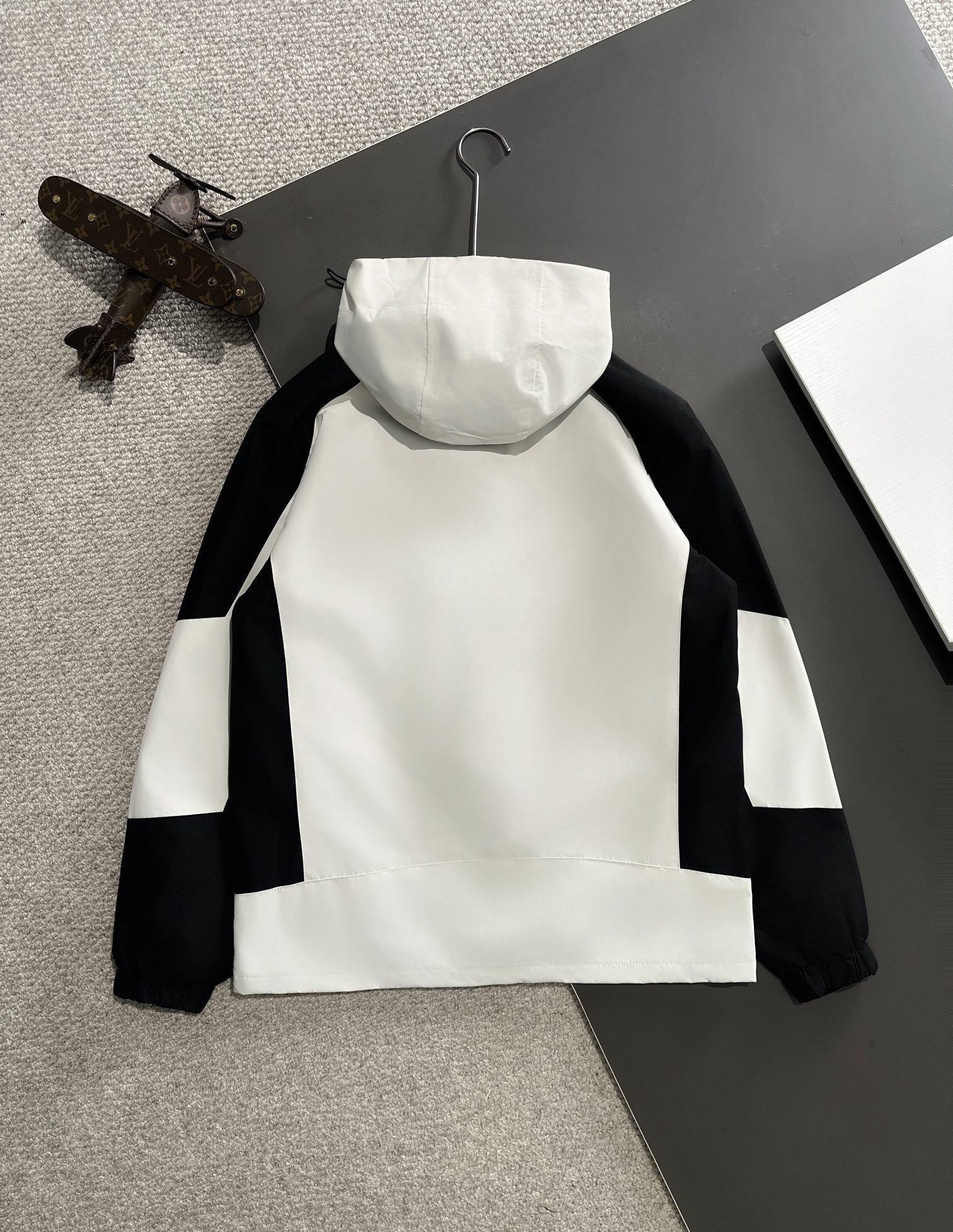 Gucci 2024 FW Hooded Nylon Windbreaker Jacket | Lightweight Luxury Outerwear