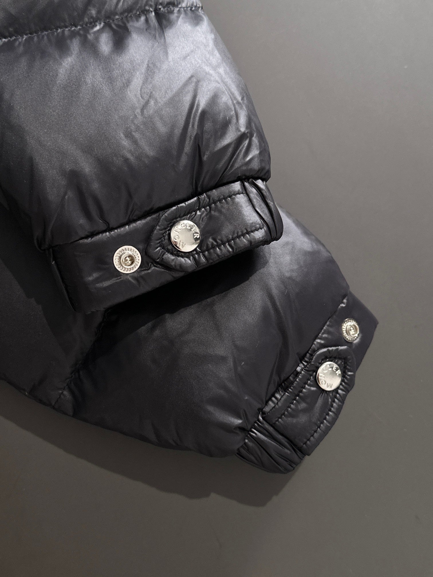 Moncler Mon Pavin Hooded Striped Short Down Jacket | Black | Size 1–5