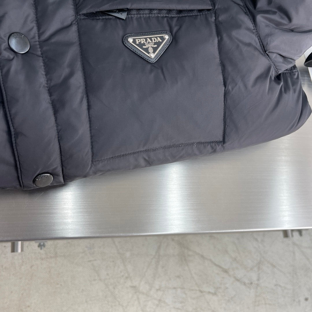 PRADA 24SS Minimalist Triangle Logo Down Jacket｜Winter Collection｜Black (Sizes M–XXL)