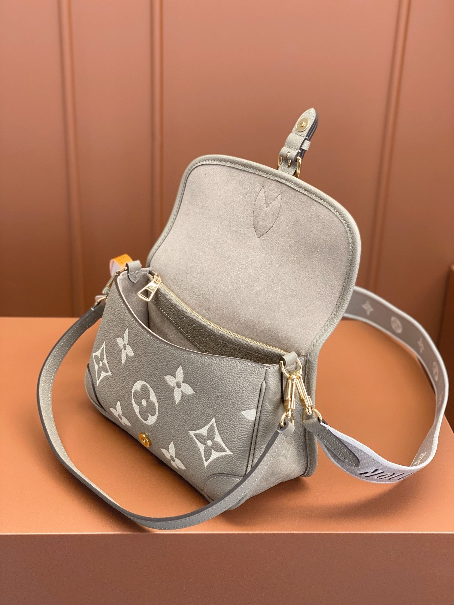 Louis Vuitton women's bags 140