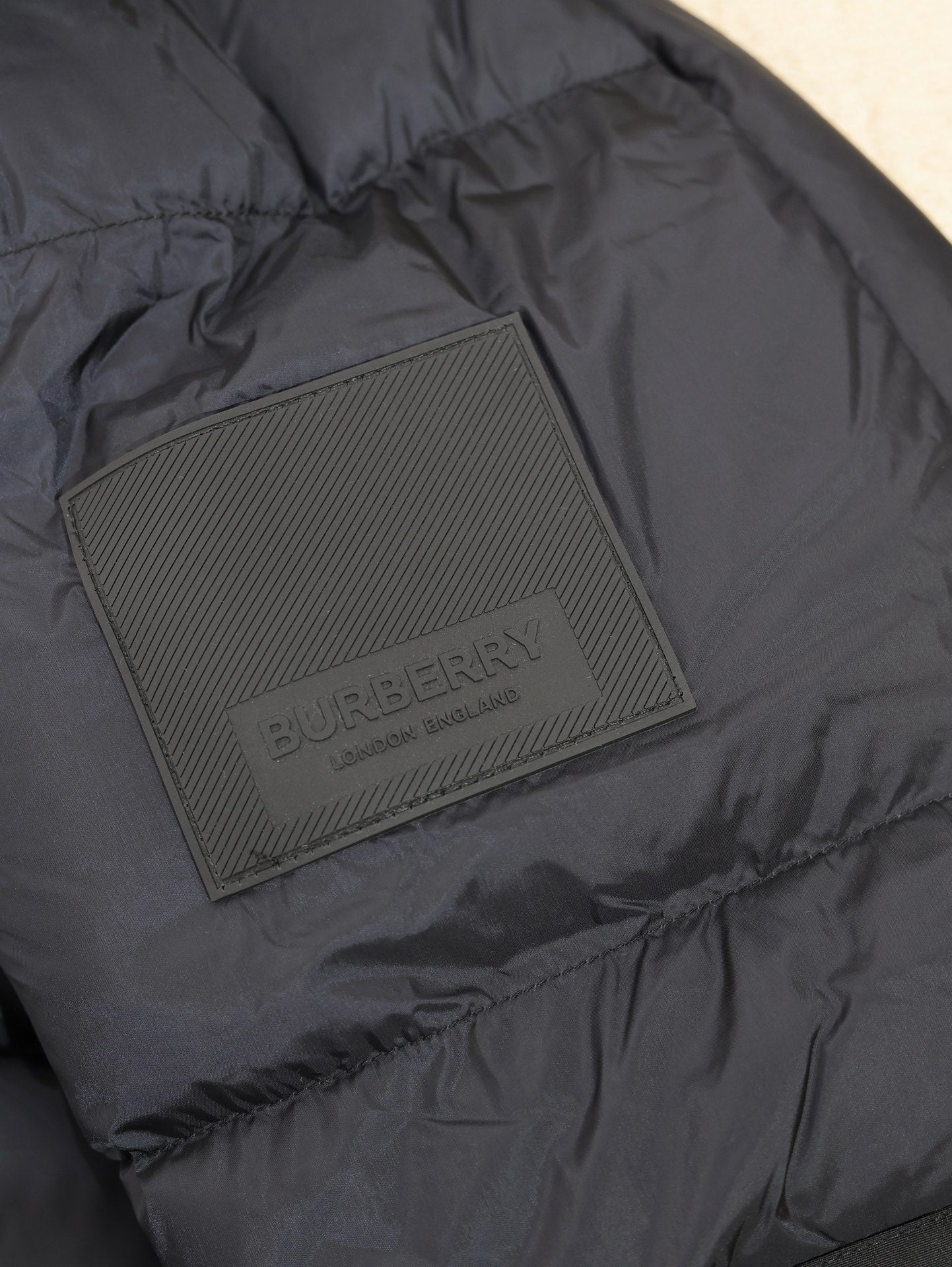 Burberry 2024 Couple’s Convertible Sleeve Down Jacket – Zhou Dongyu Popular Edition | XS–XL