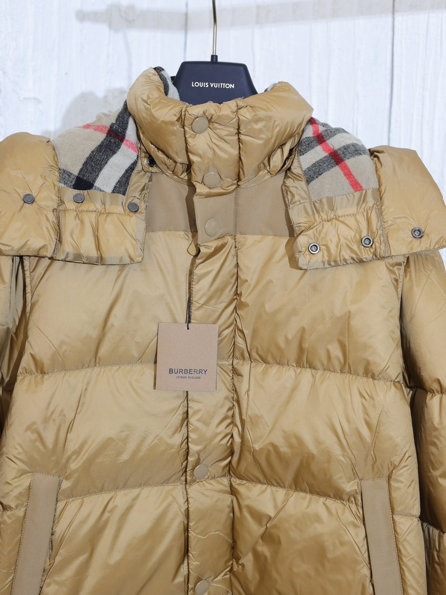 Burberry 2024 Couple’s Convertible Sleeve Down Jacket – Zhou Dongyu Popular Edition | XS–XL
