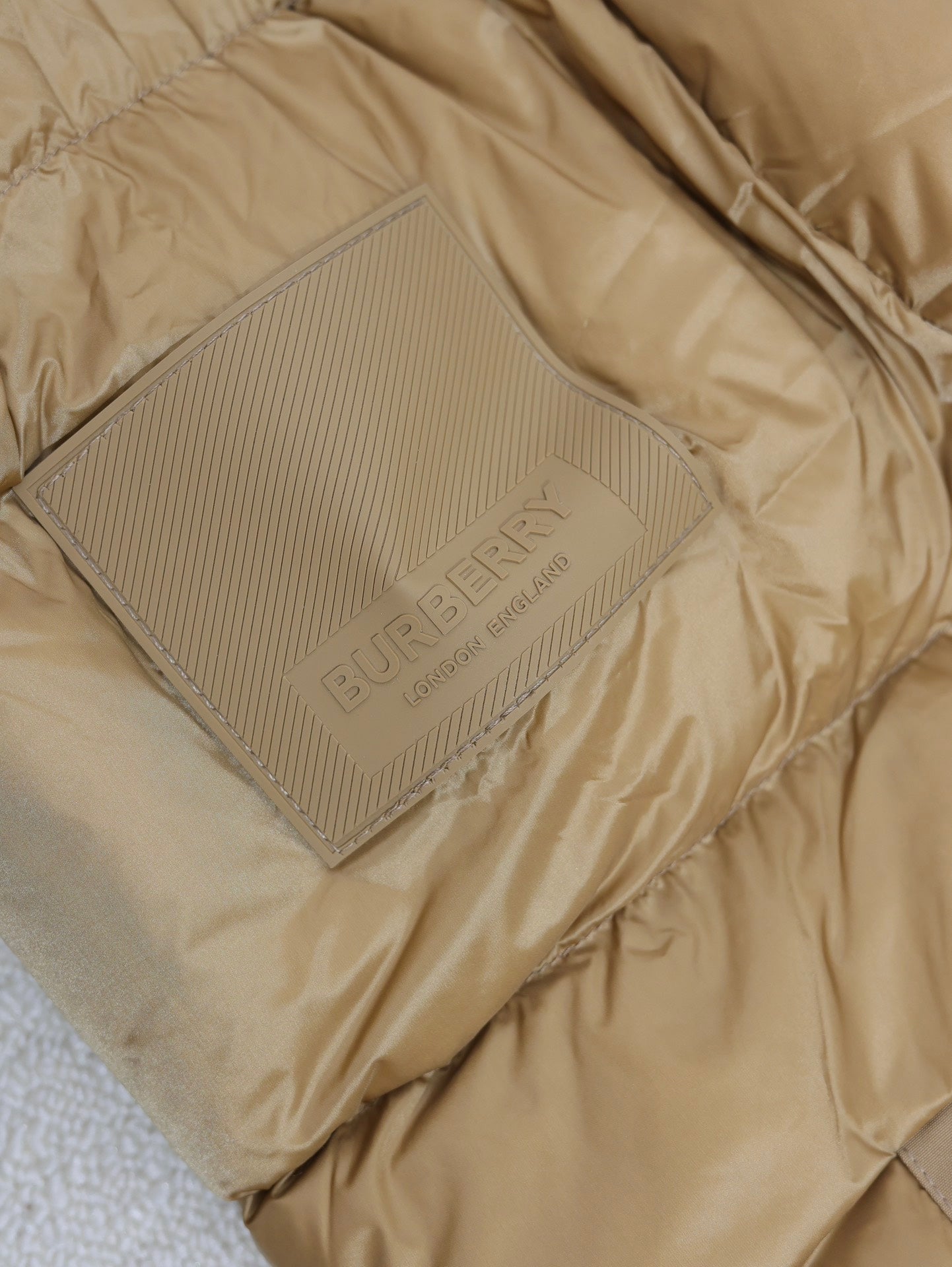 Burberry 2024 Couple’s Convertible Sleeve Down Jacket – Zhou Dongyu Popular Edition | XS–XL