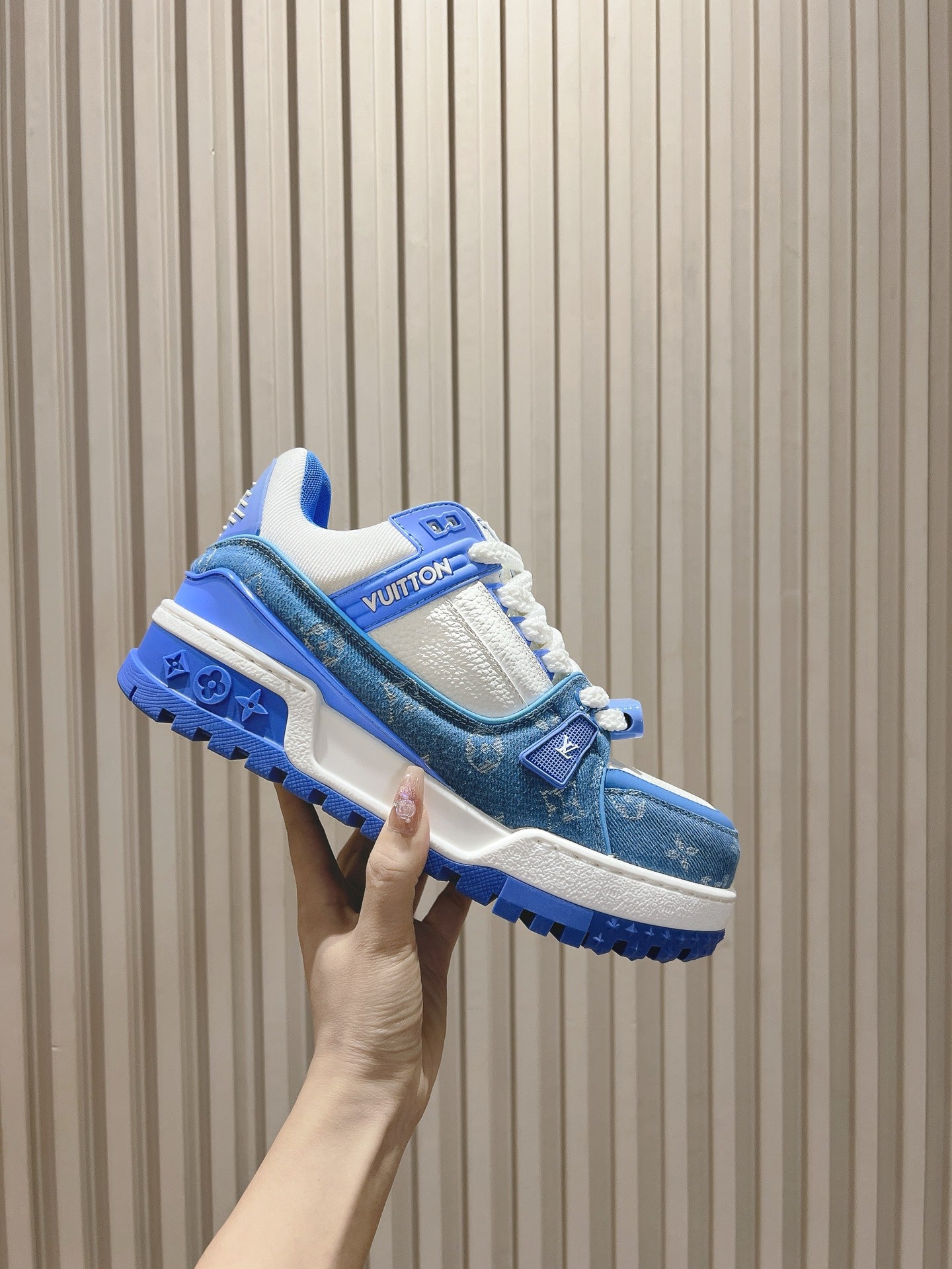 Louis Vuitton sneakers 04