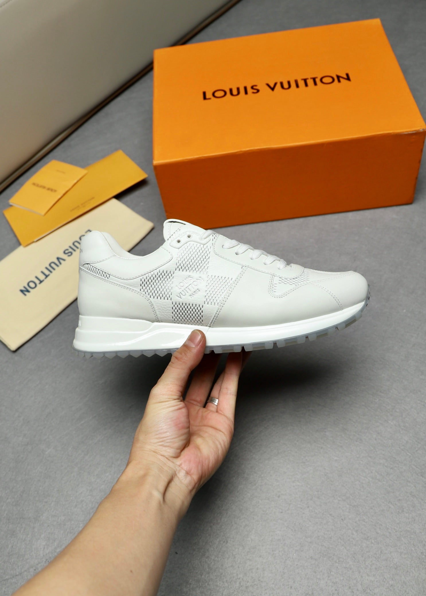 Louis Vuitton sneakers 34