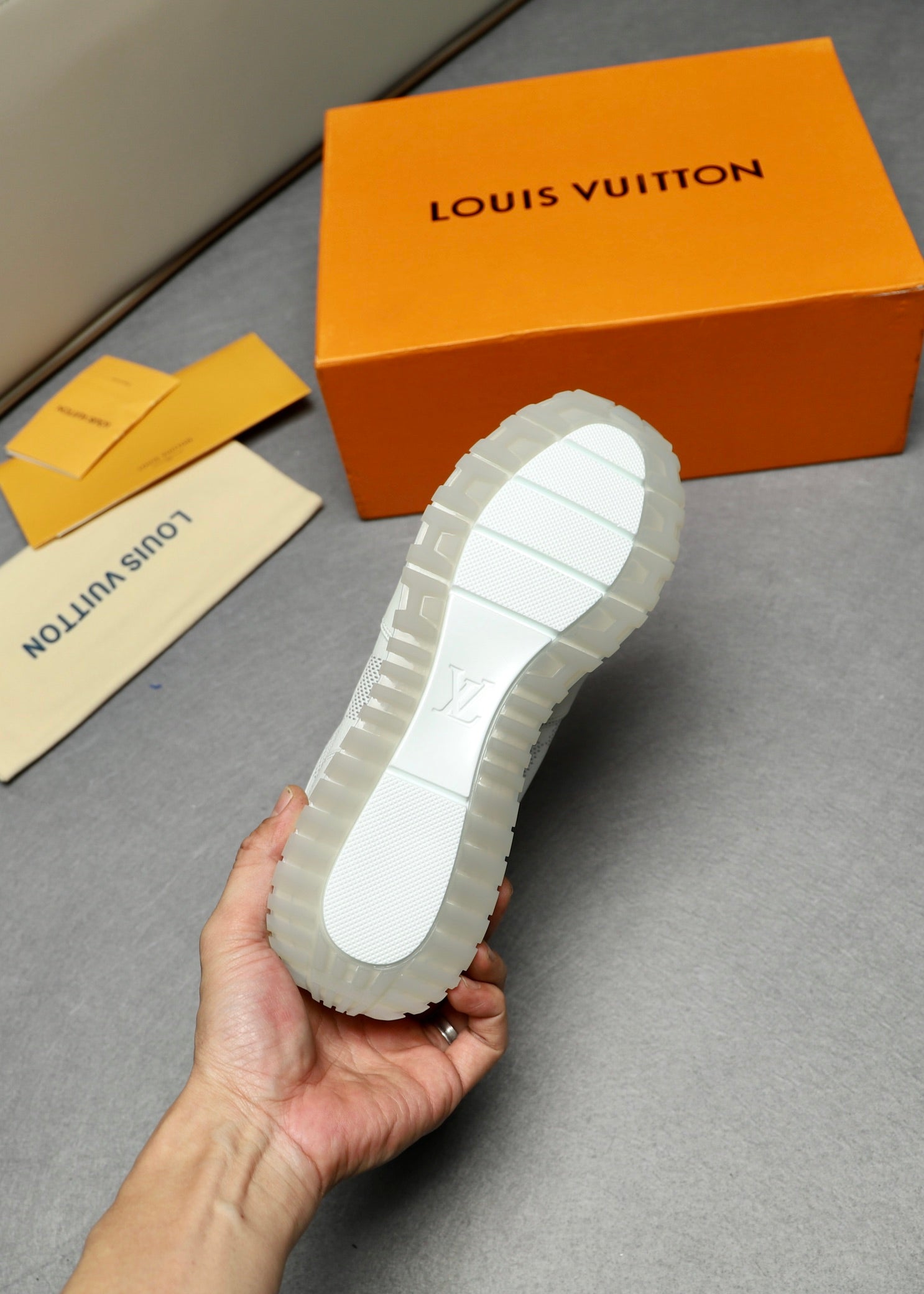 Louis Vuitton sneakers 34