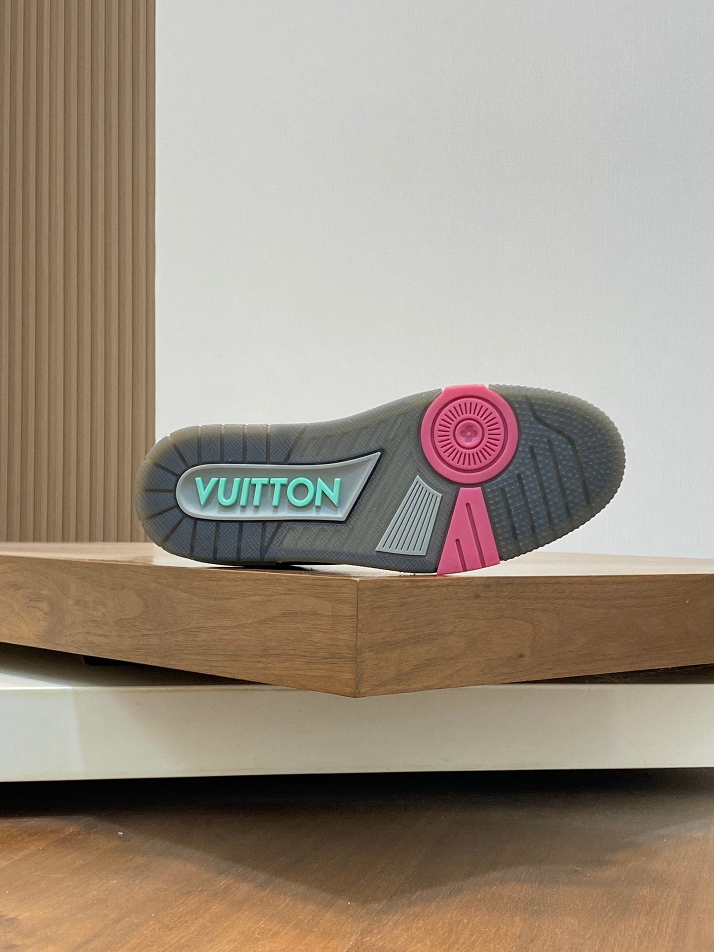 Louis Vuitton sneakers 37