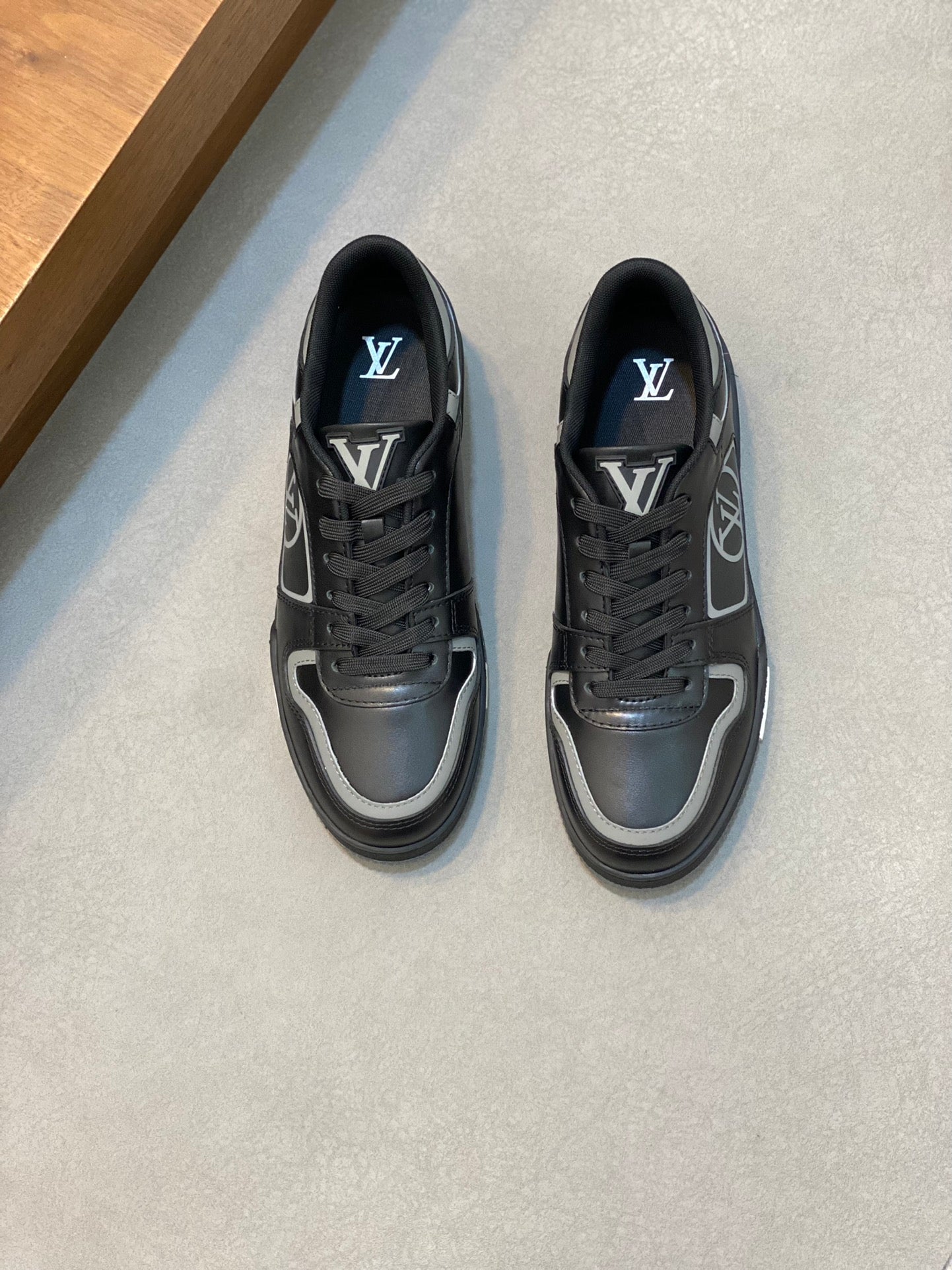 Louis Vuitton sneakers 39