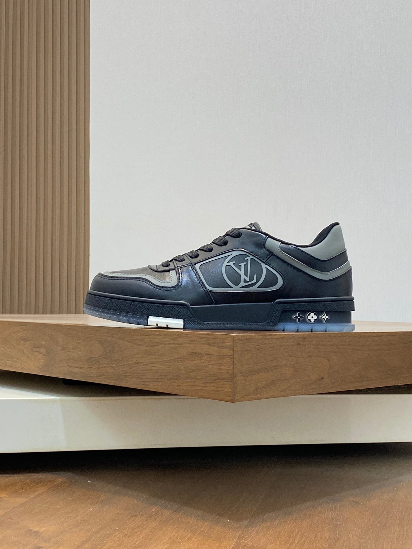 Louis Vuitton sneakers 39