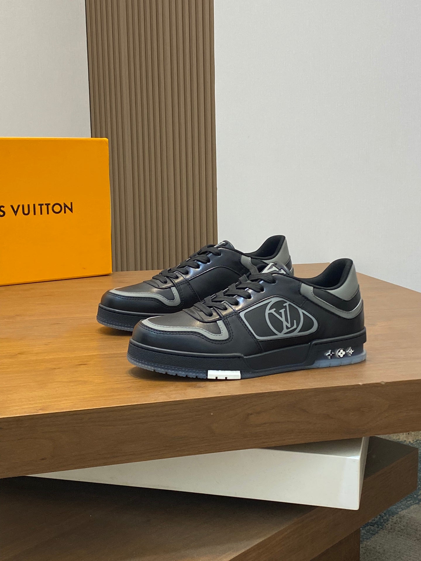 Louis Vuitton sneakers 39