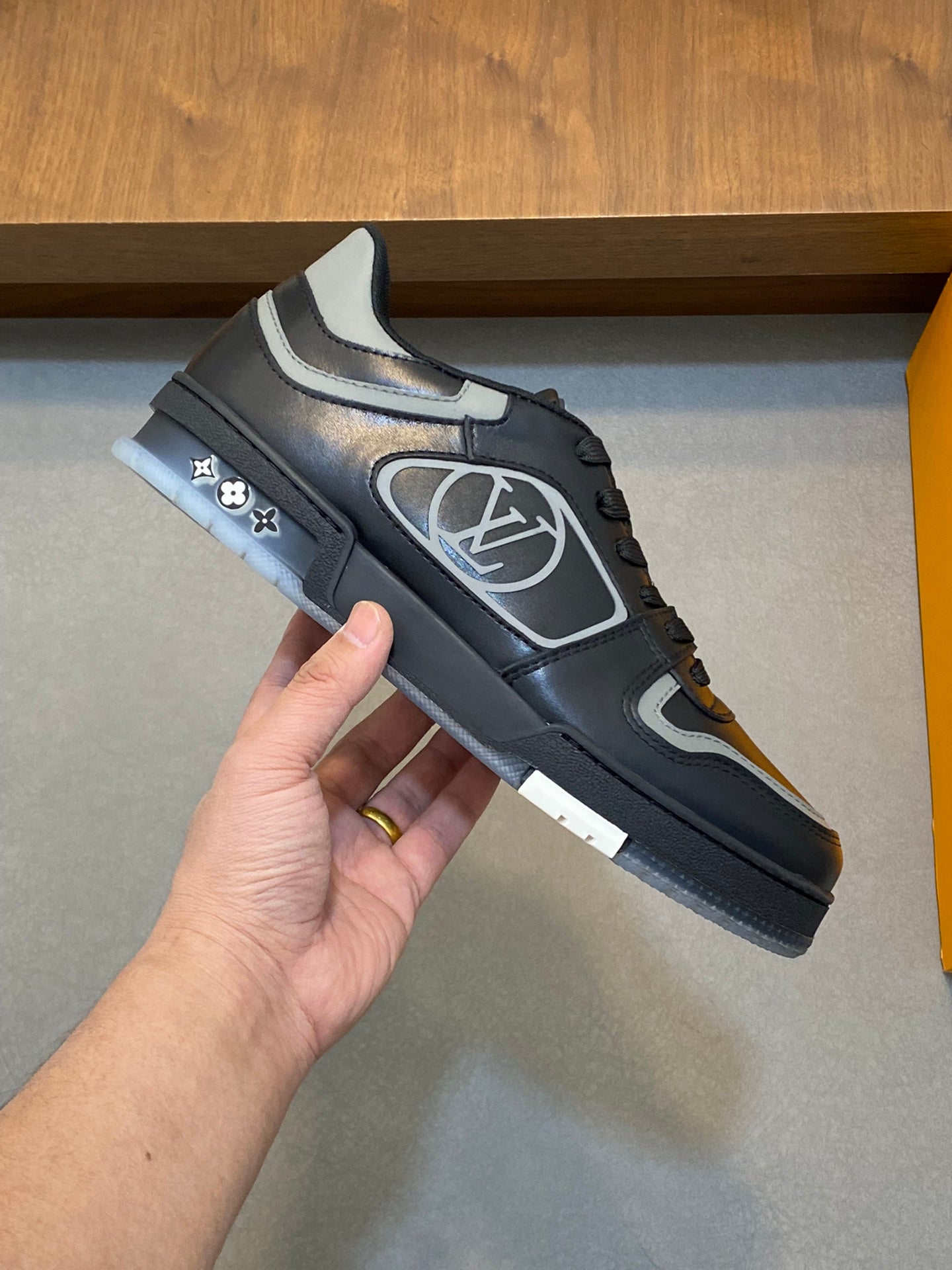 Louis Vuitton sneakers 39