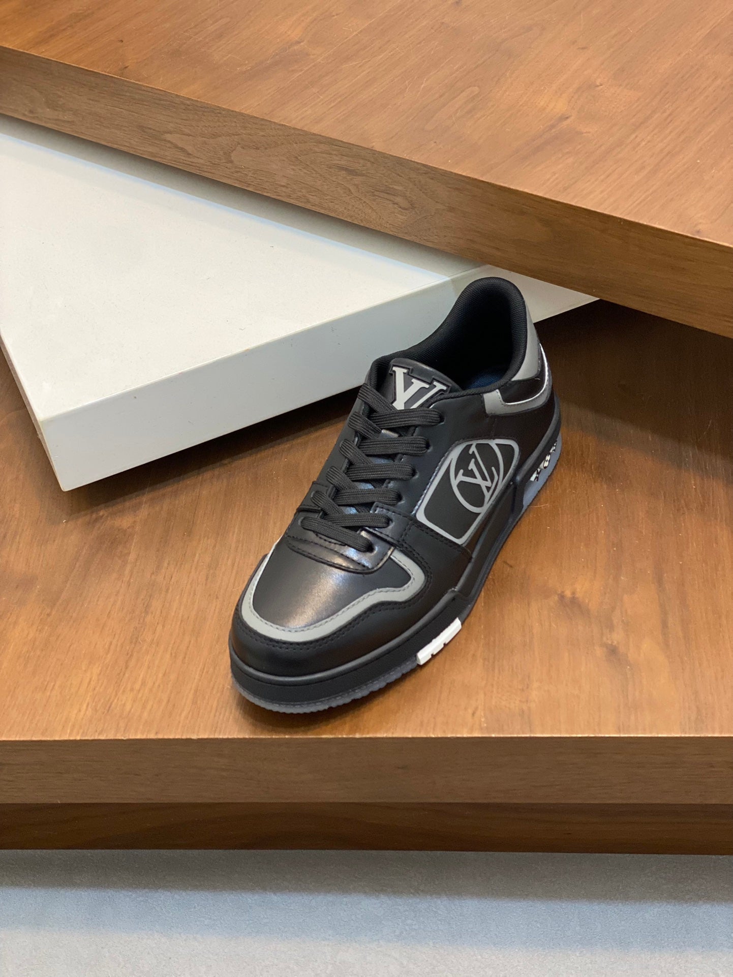 Louis Vuitton sneakers 39
