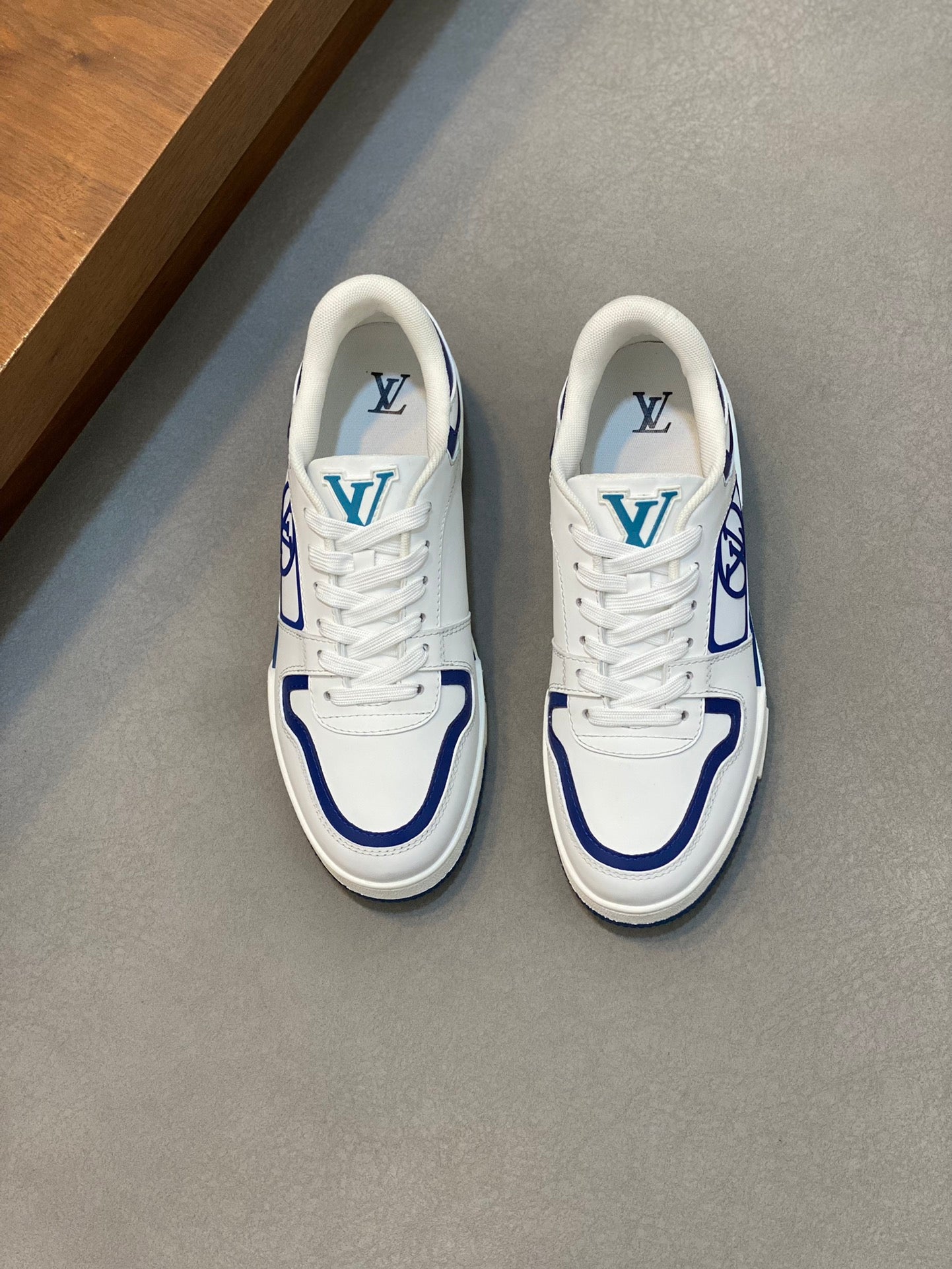 Louis Vuitton sneakers 40