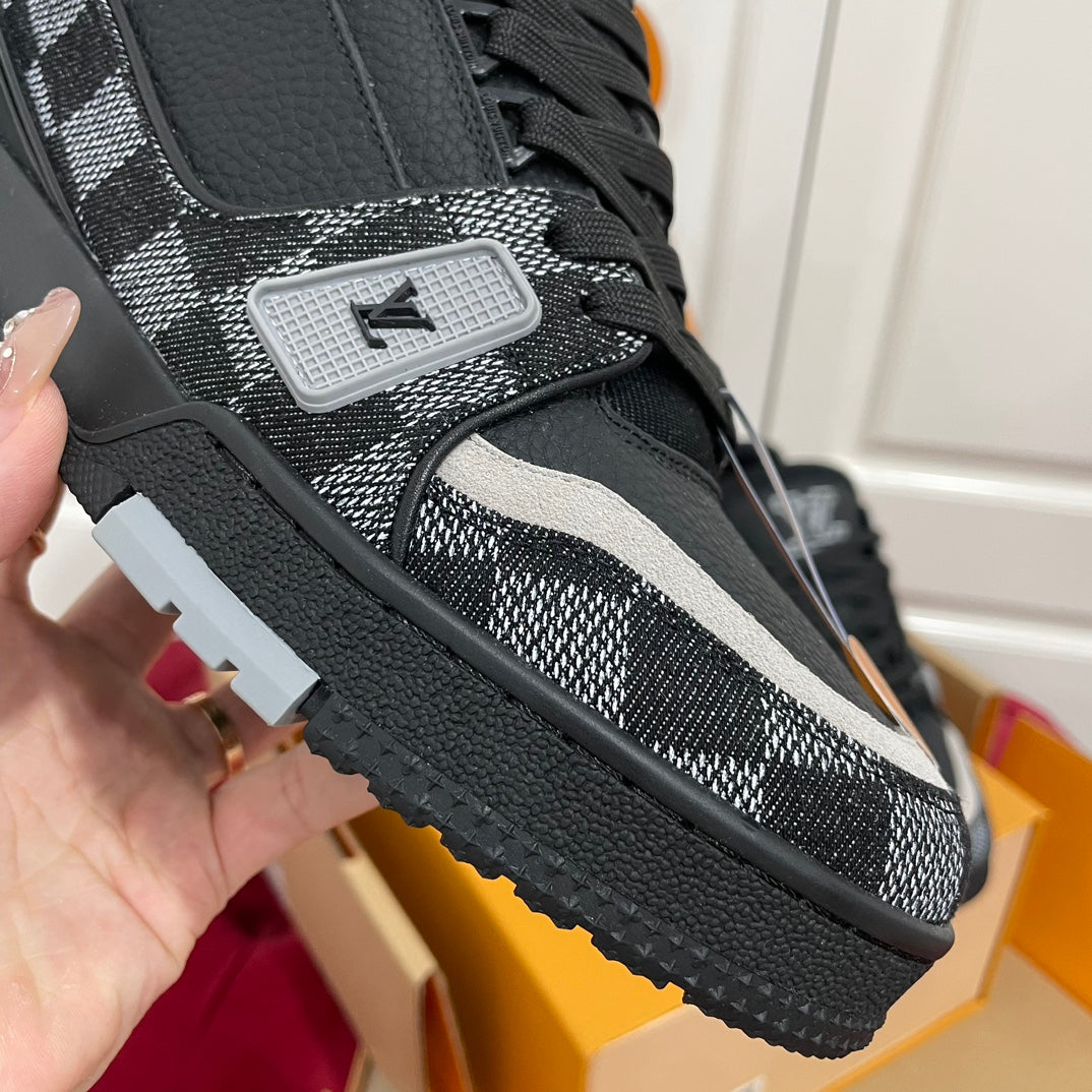 Louis Vuitton sneakers 42